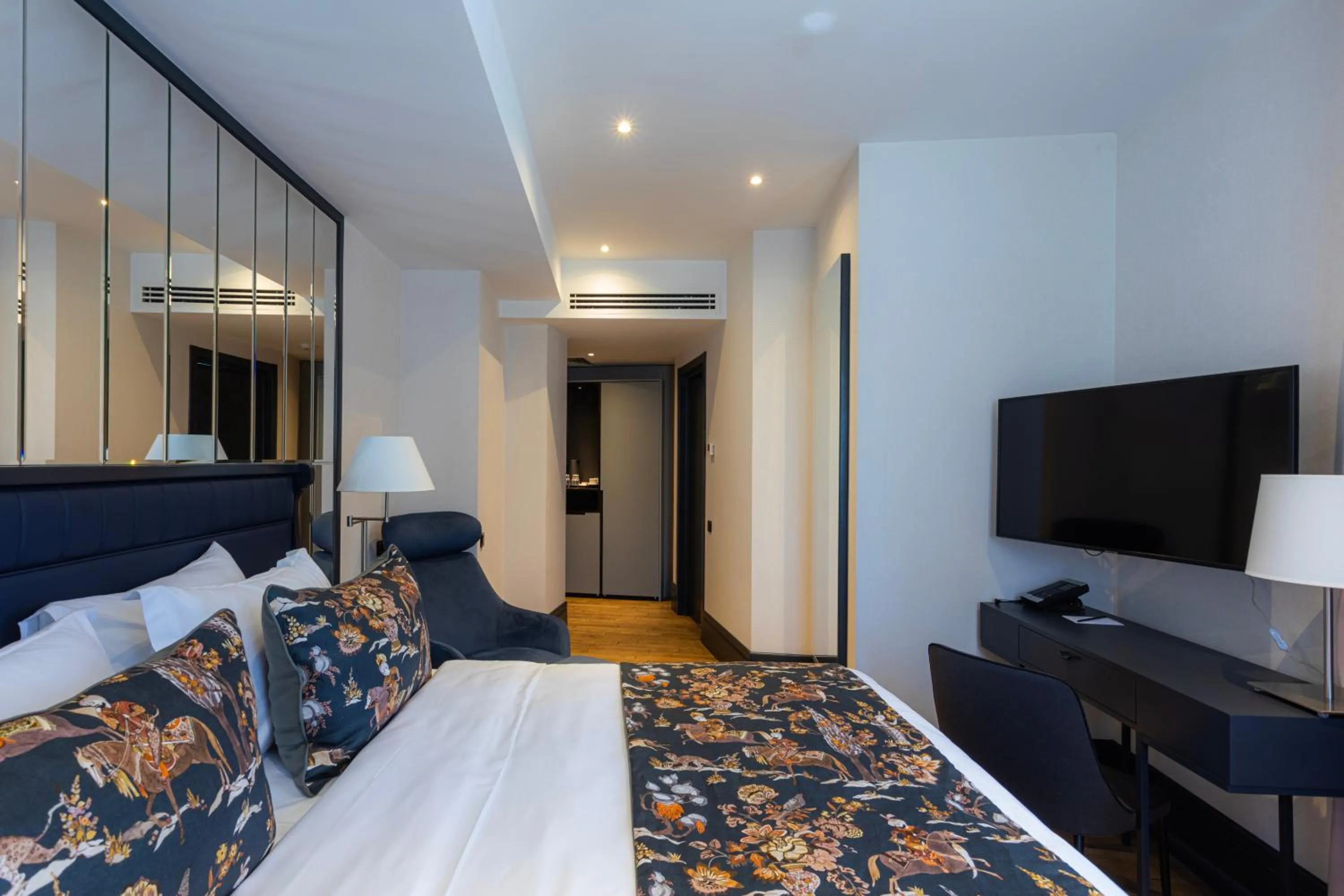 Photo of the whole room, Bed in Puris Moedani Boutique Hotel