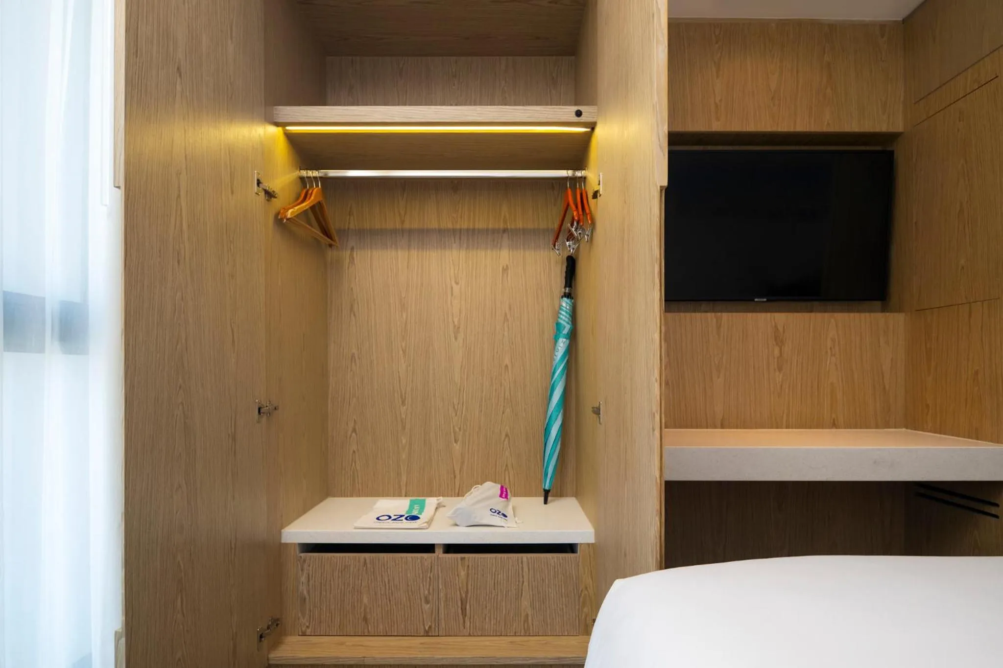 wardrobe, Bed in OZO North Pattaya