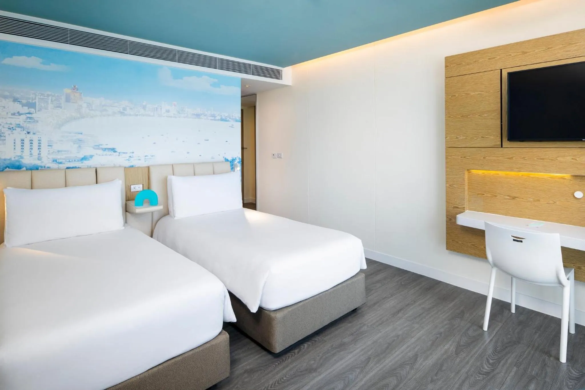 Photo of the whole room, Bed in OZO North Pattaya