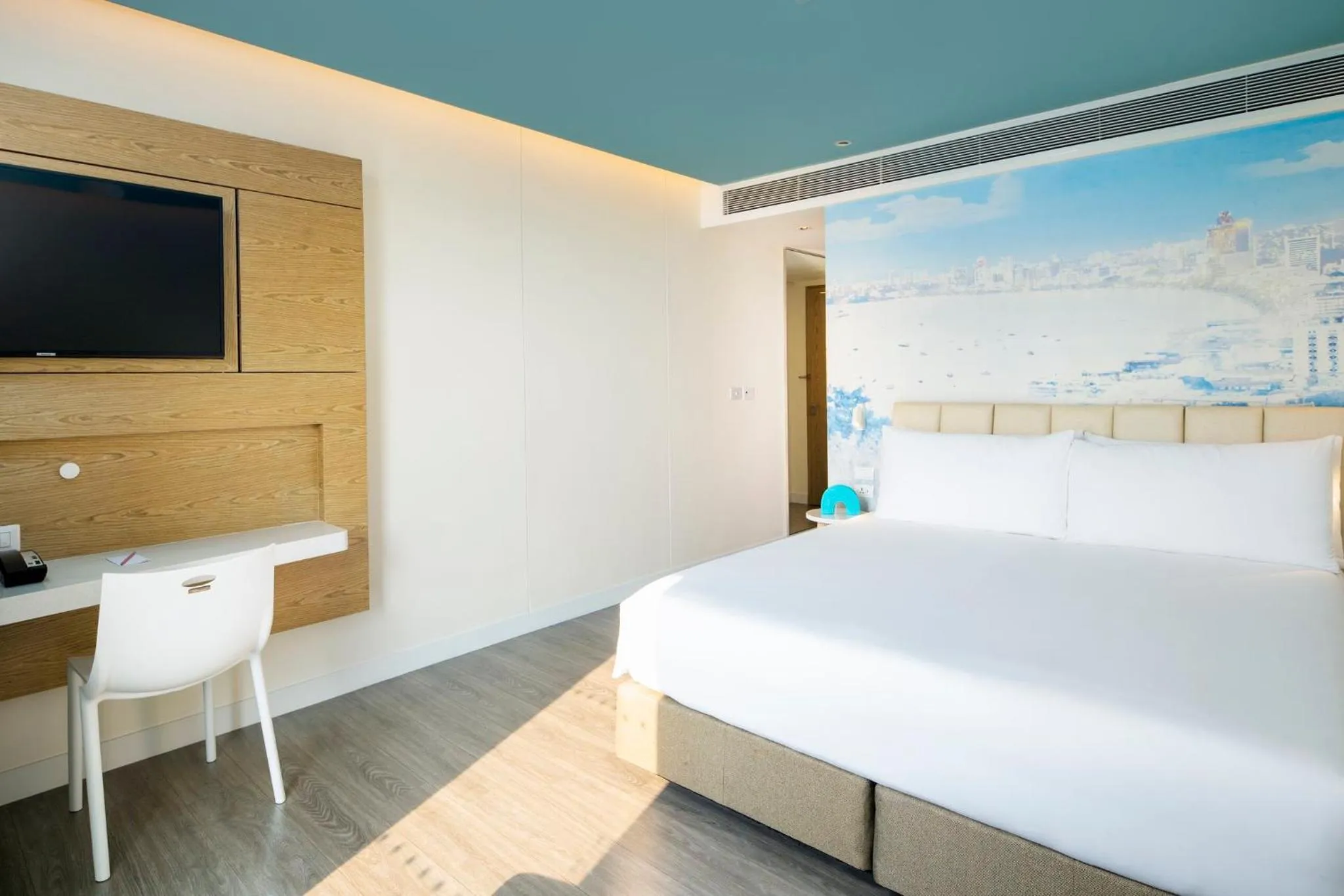 Photo of the whole room, Bed in OZO North Pattaya