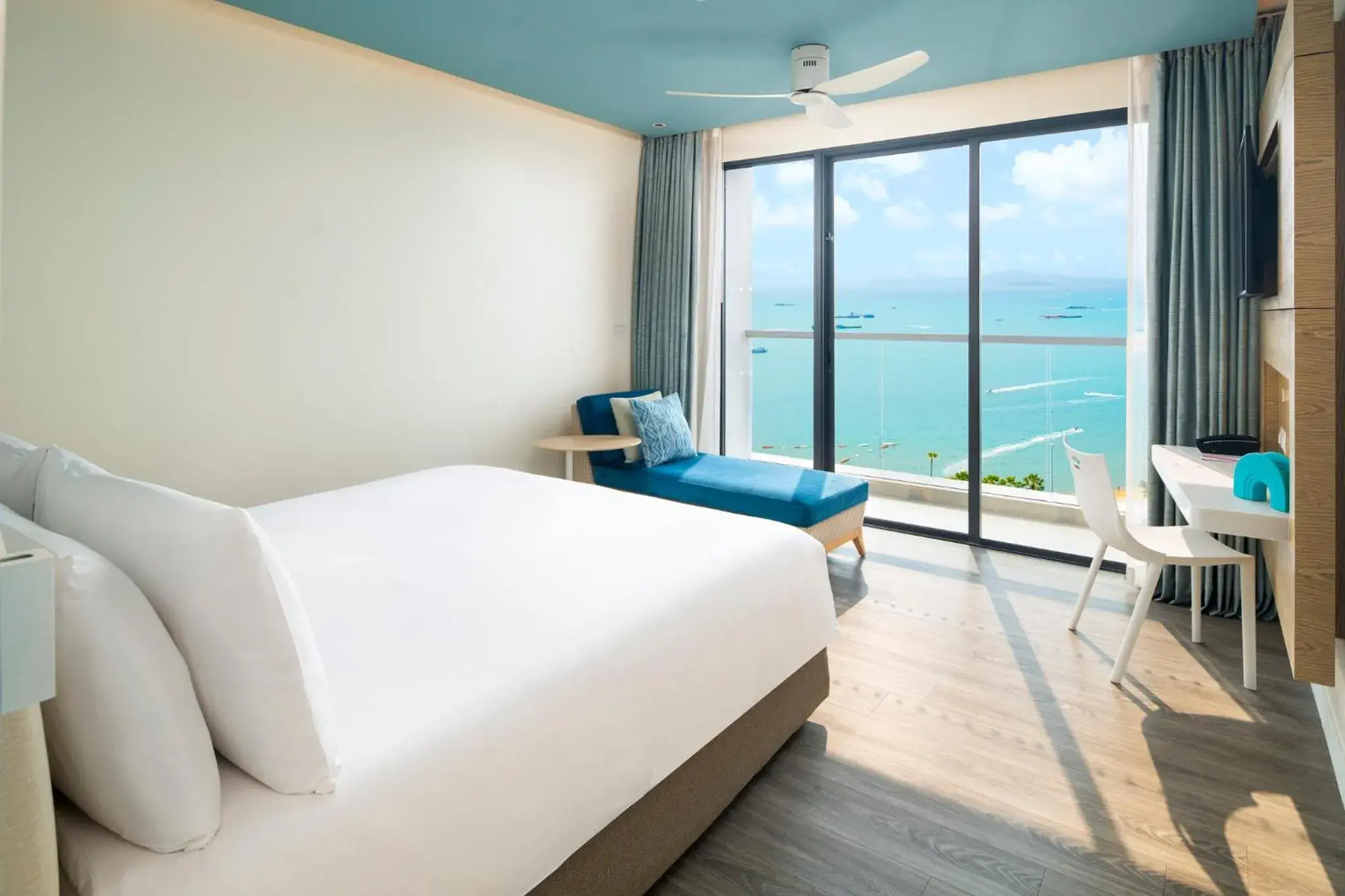 Deluxe Double Room with Sea View in OZO North Pattaya Deluxe Double Room with Sea View in OZO North Pattaya