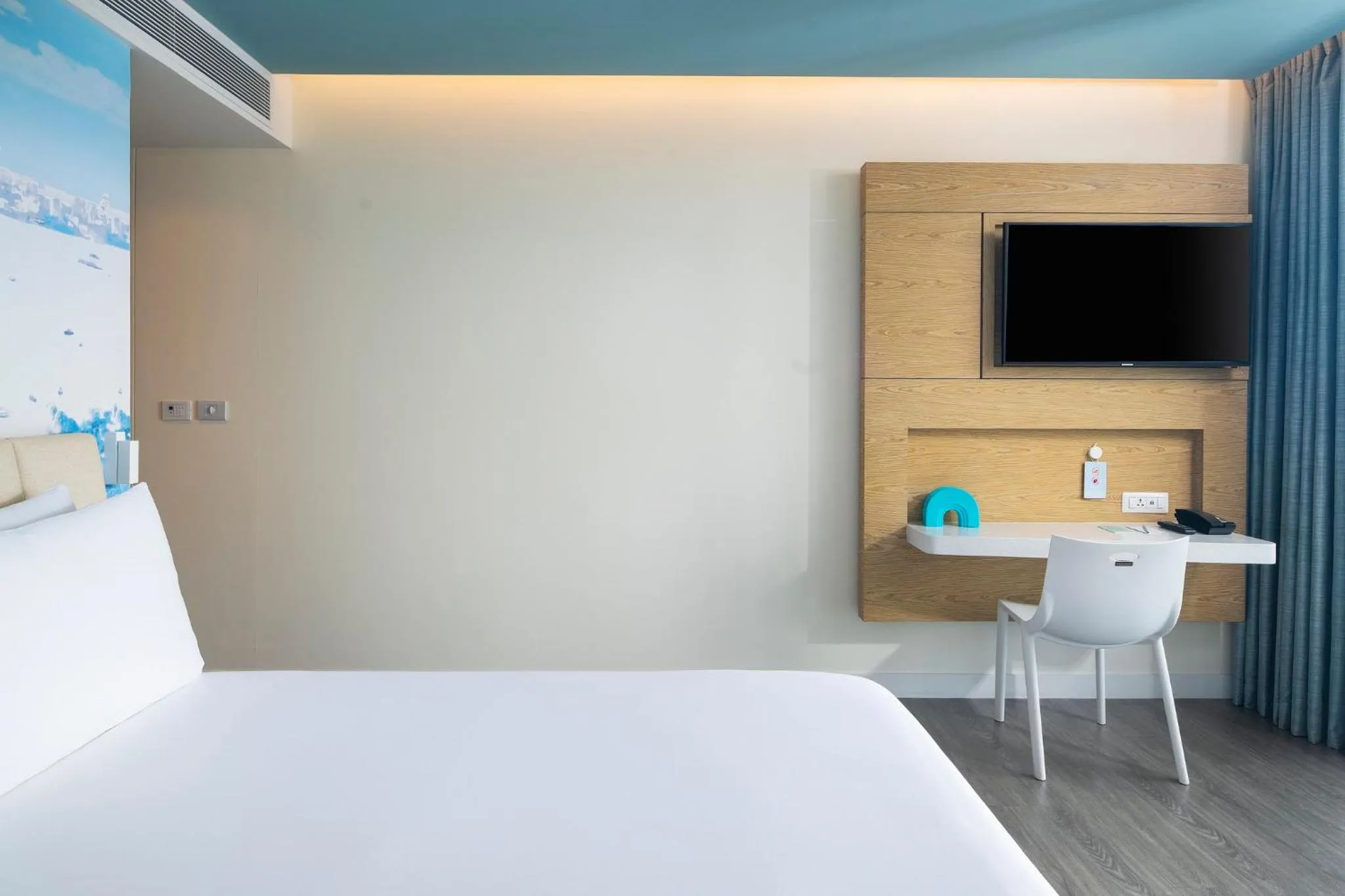 Photo of the whole room, Bed in OZO North Pattaya