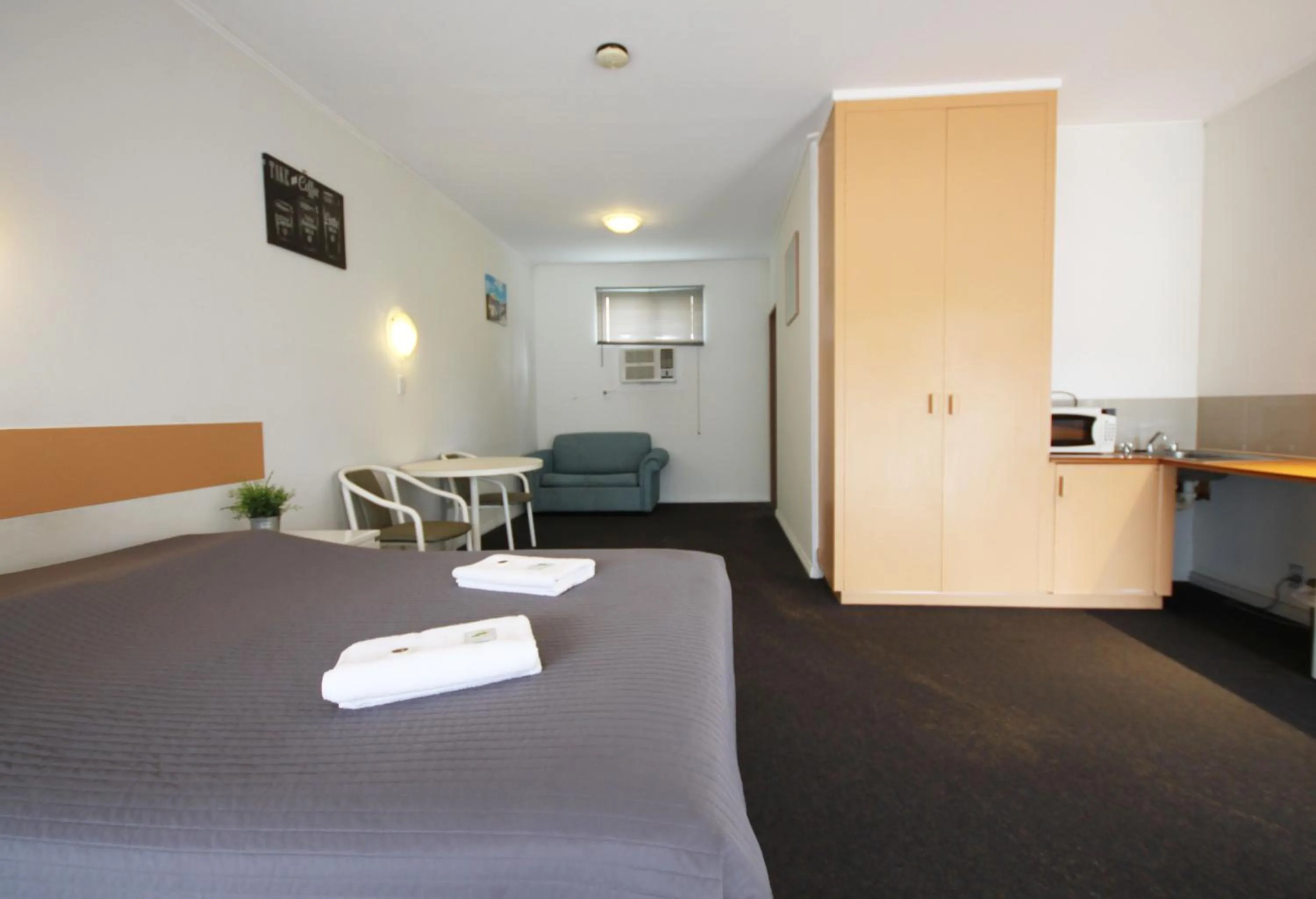 Bed in Melaleuca Lodge Beaconsfield