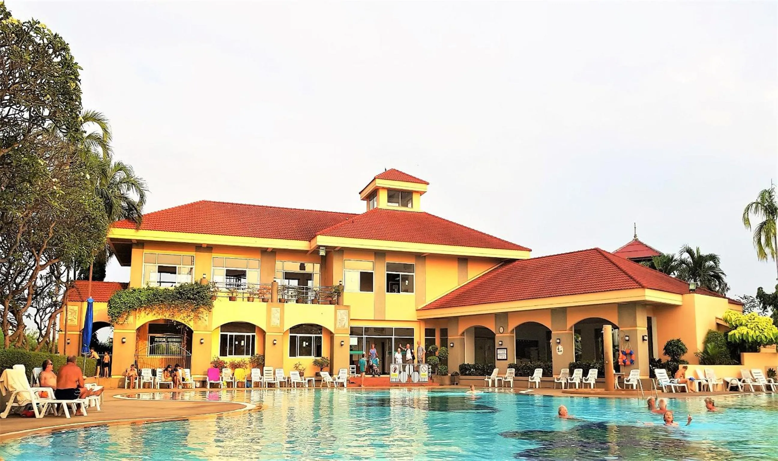 Swimming pool, Property Building in Jomtien beach condo sea view studio apartment 12th floor