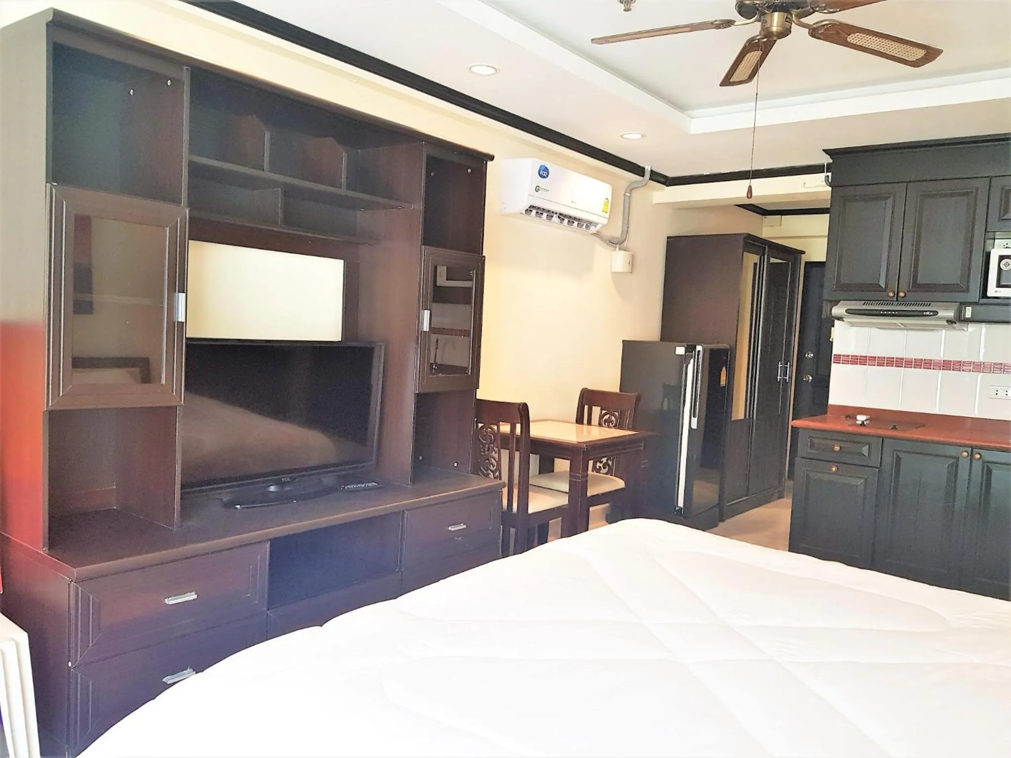 Bedroom, Bed in Jomtien beach condo sea view studio apartment 12th floor