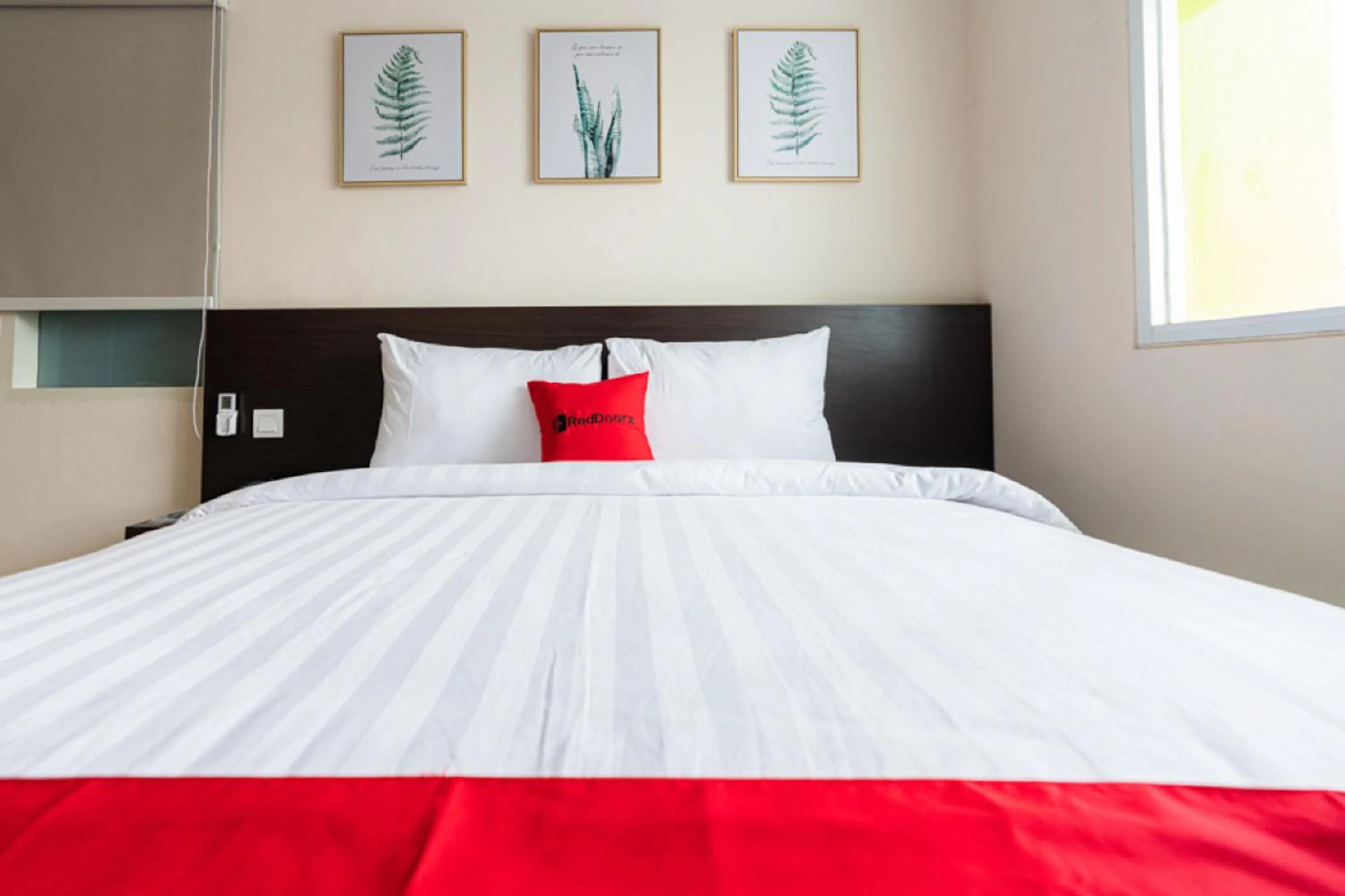 Bedroom, Bed in RedDoorz Plus At Harvest Inn Panakkukang