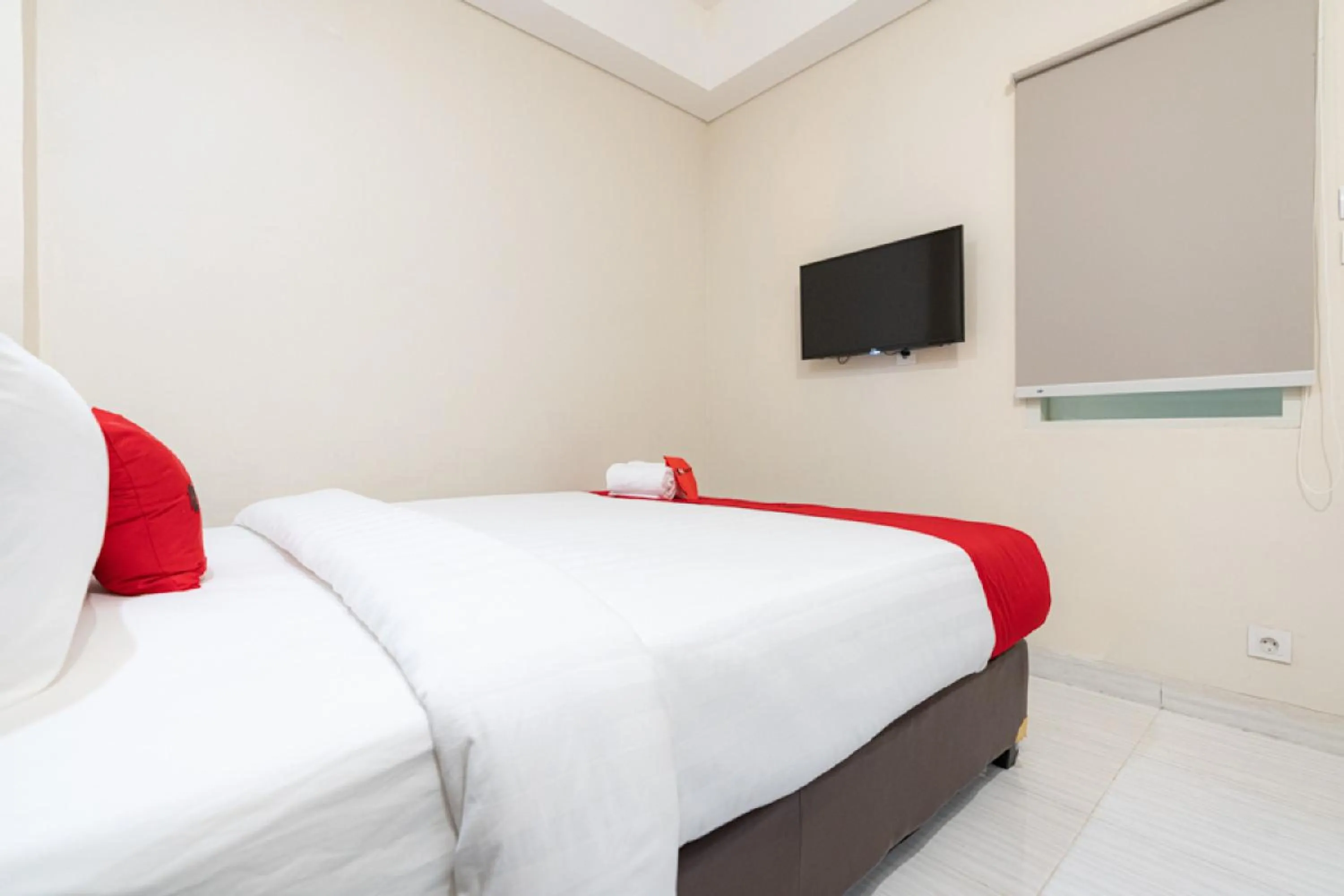 Bedroom, Bed in RedDoorz Plus At Harvest Inn Panakkukang