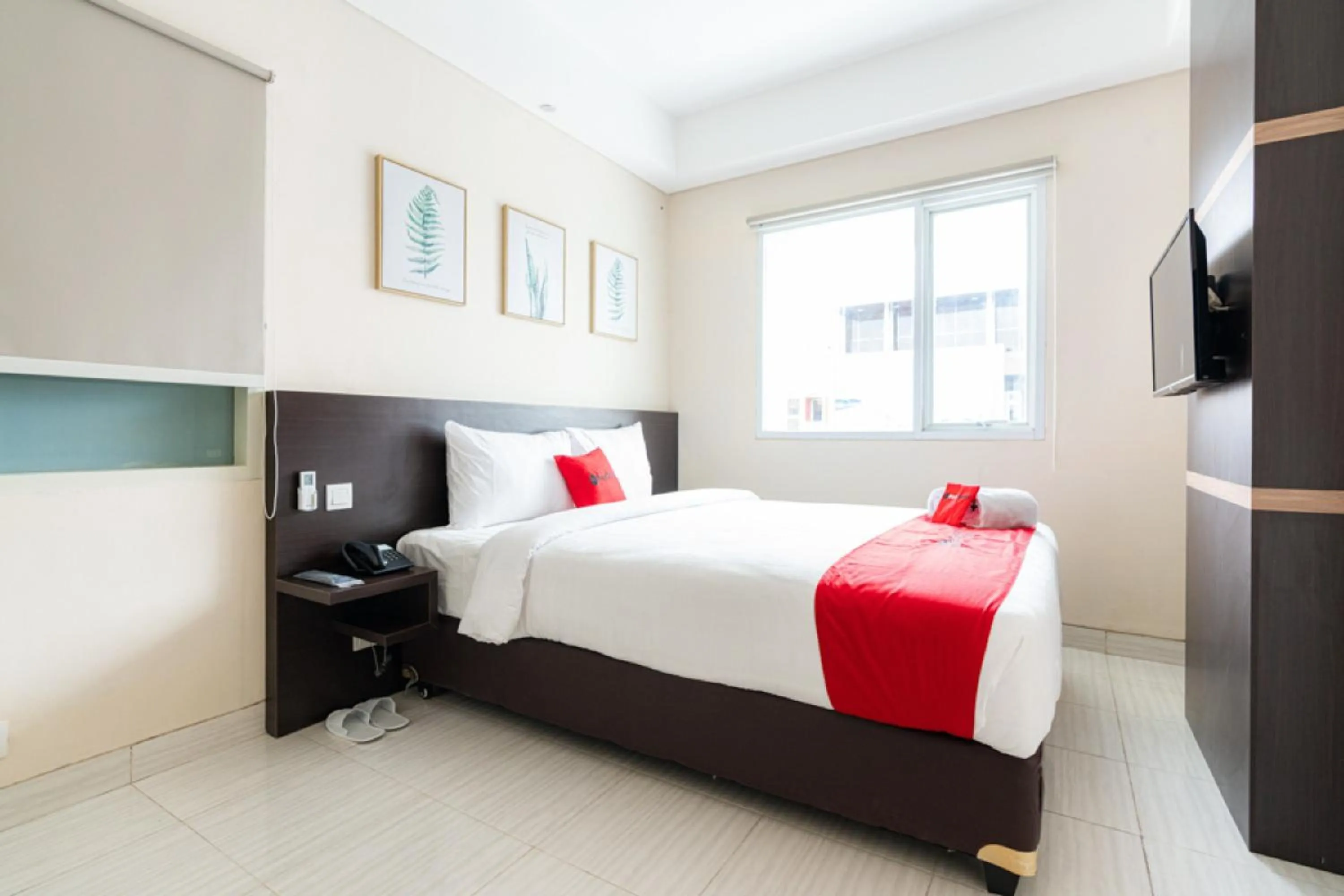 Bedroom, Bed in RedDoorz Plus At Harvest Inn Panakkukang