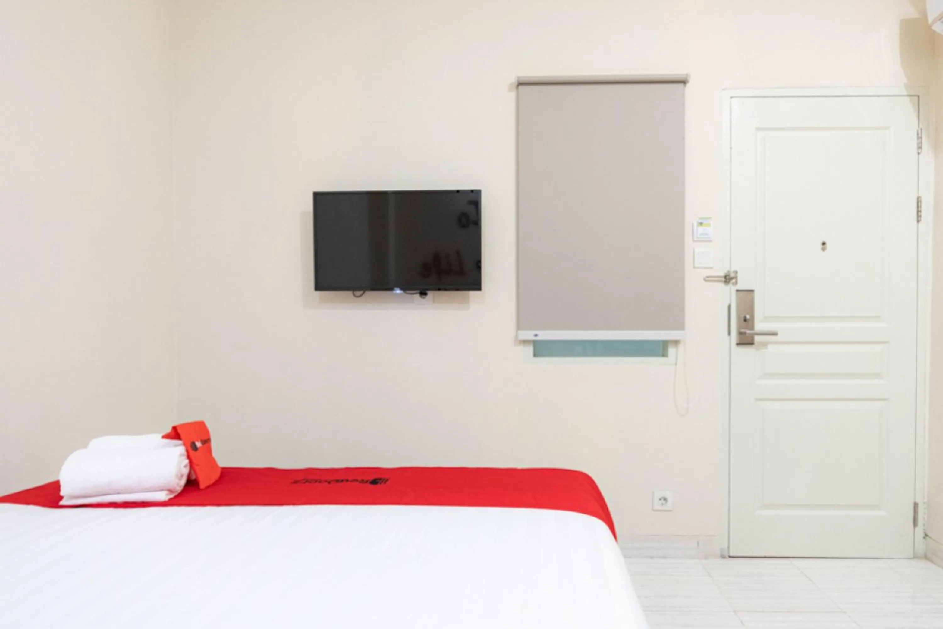 Bedroom, Bed in RedDoorz Plus At Harvest Inn Panakkukang