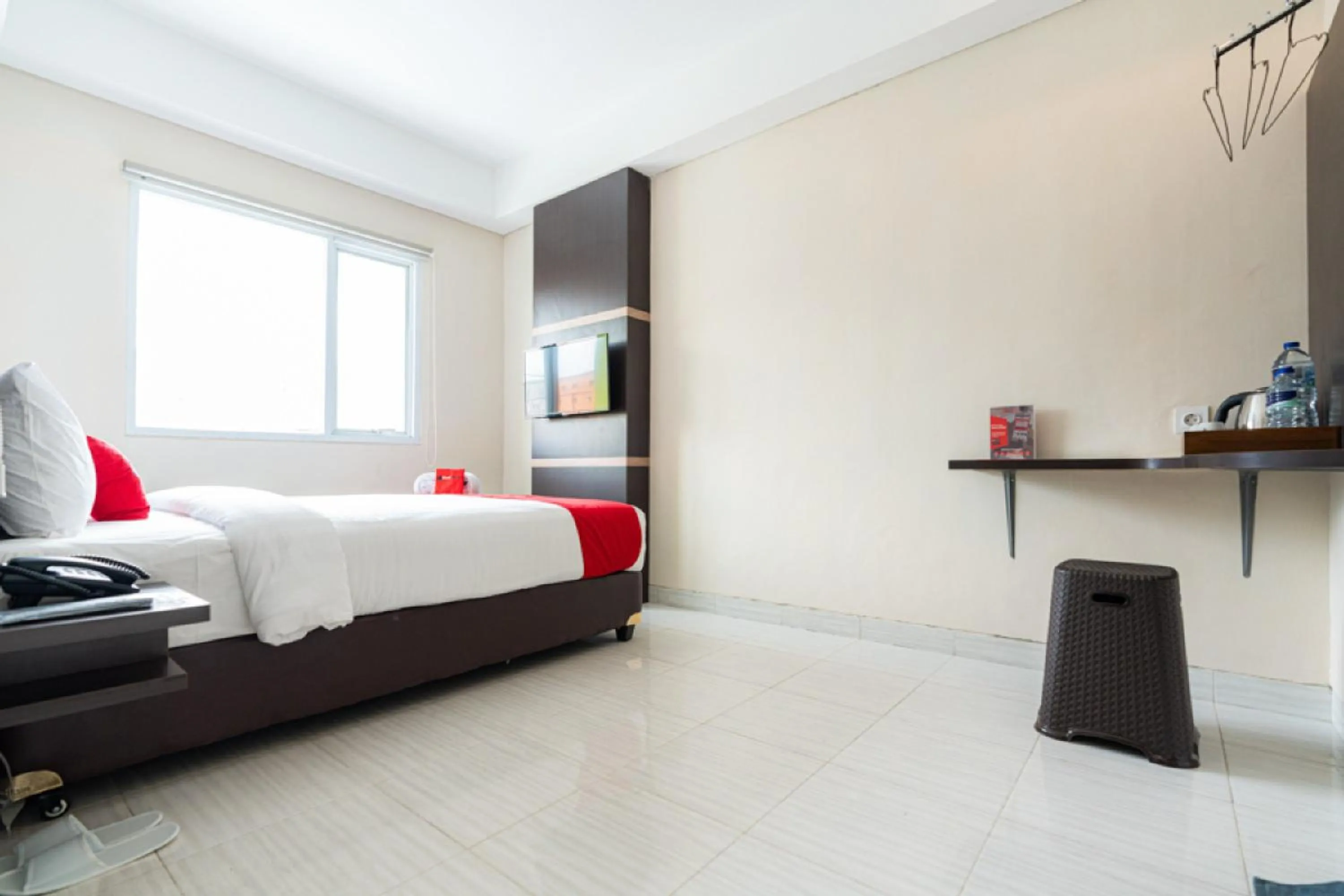 Bedroom, Bed in RedDoorz Plus At Harvest Inn Panakkukang