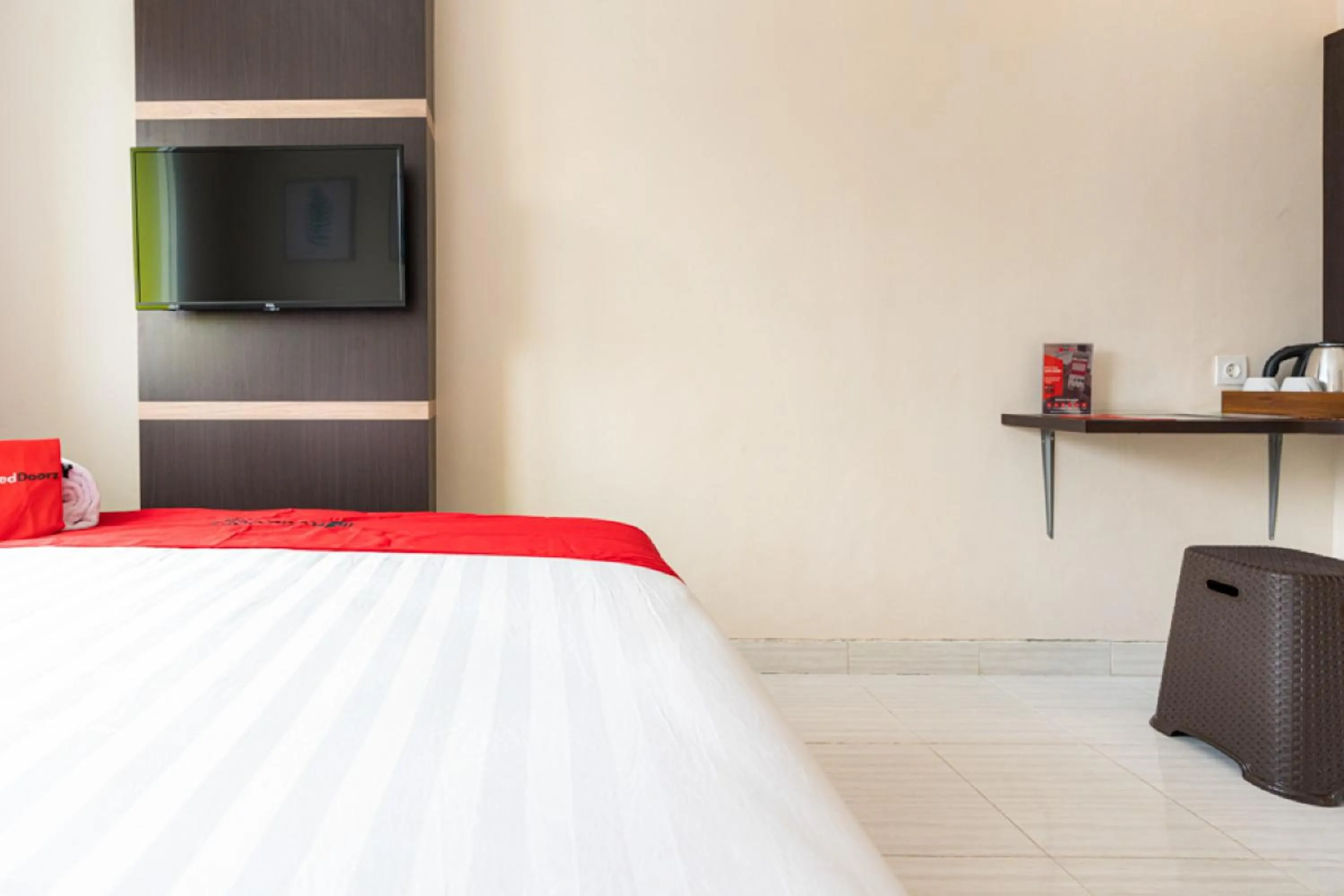 TV and multimedia, Bed in RedDoorz Plus At Harvest Inn Panakkukang