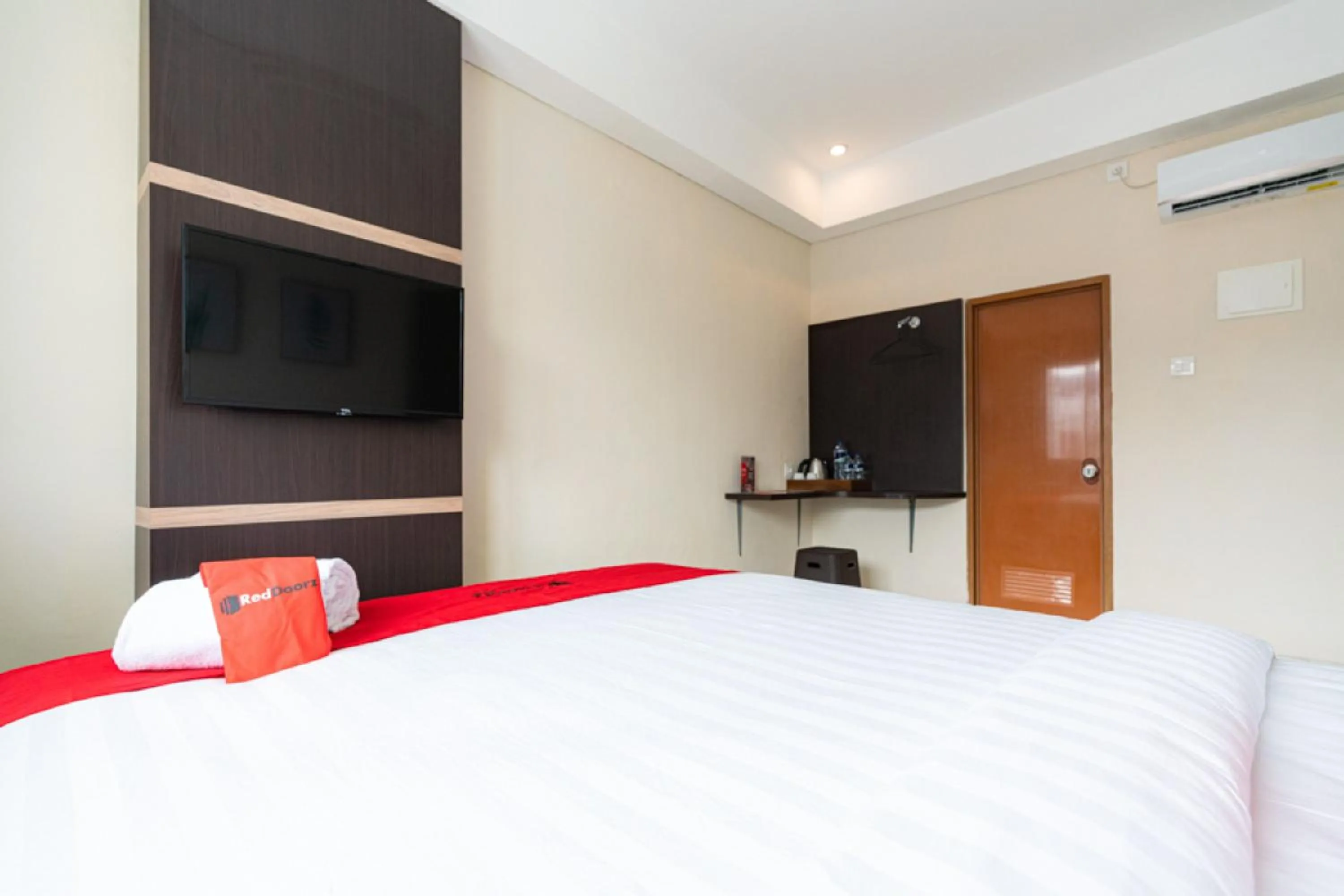 Bedroom, Bed in RedDoorz Plus At Harvest Inn Panakkukang