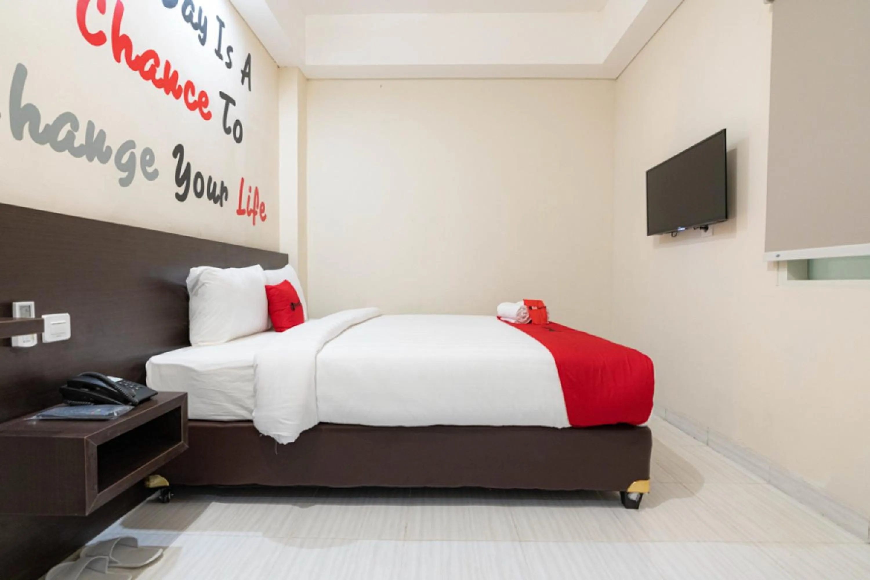 Bedroom, Bed in RedDoorz Plus At Harvest Inn Panakkukang