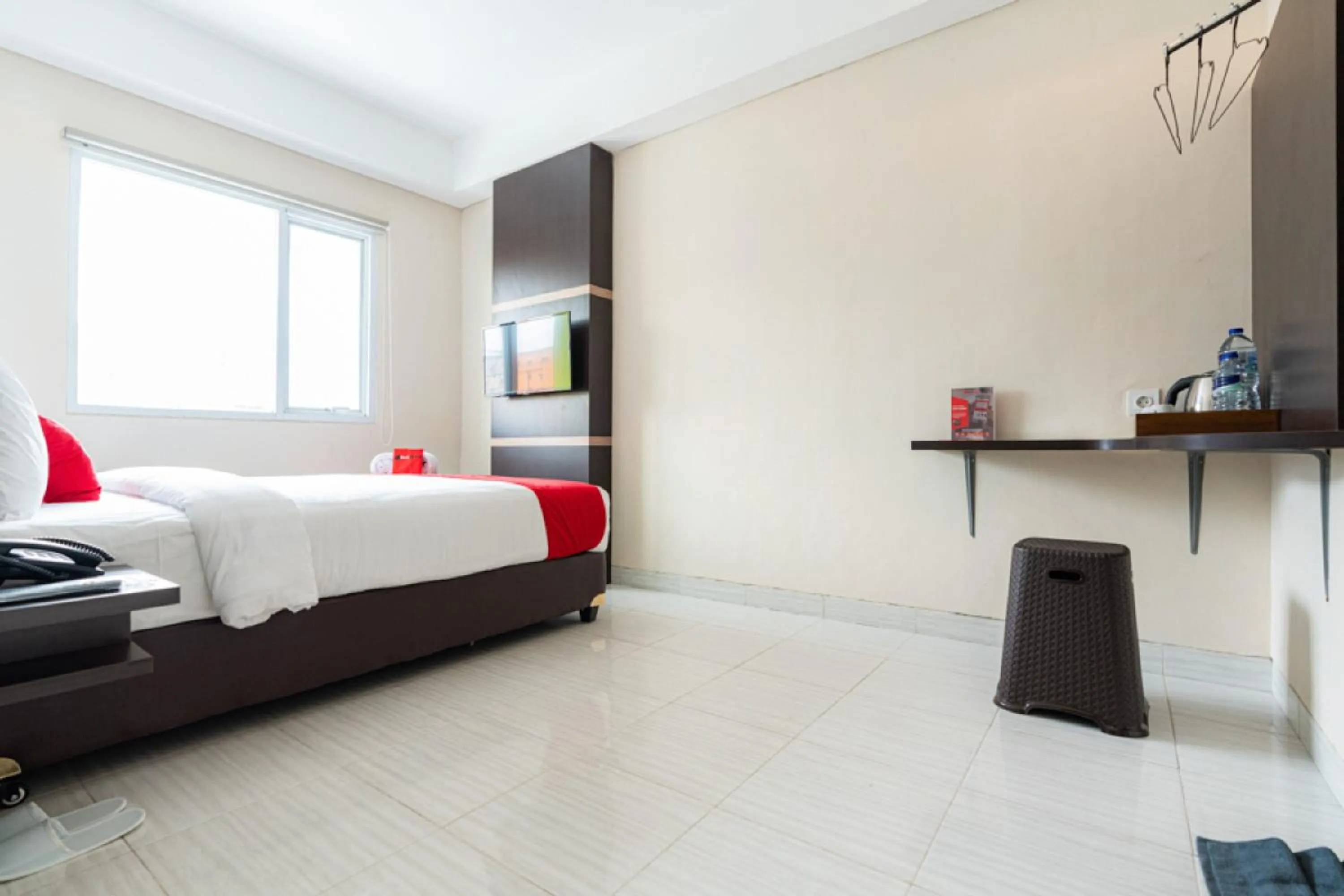 Bedroom, Bed in RedDoorz Plus At Harvest Inn Panakkukang