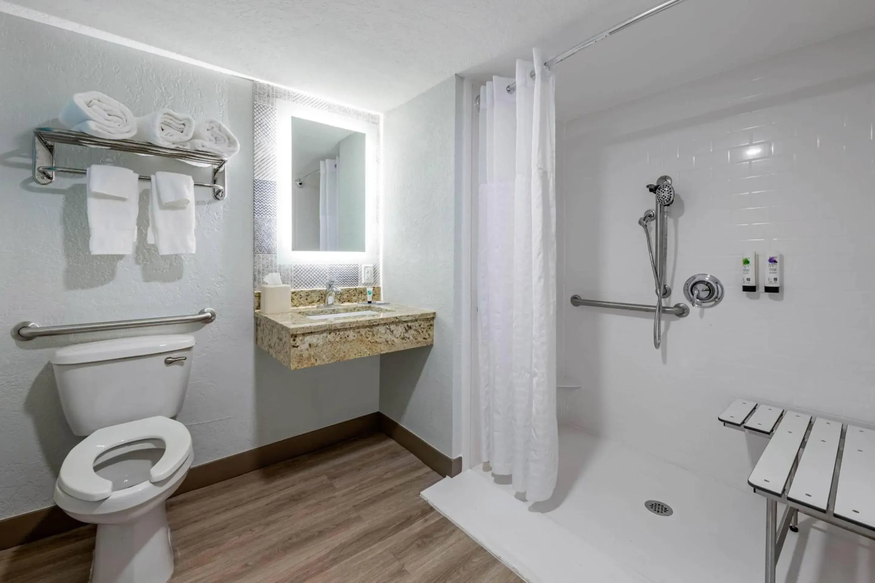 King Room - Ground Floor - Mobility Accessible - Non-Smoking in Dolphin Sands Clearwater Beach, an Ascend Collection Hotel King Room - Ground Floor - Mobility Accessible - Non-Smoking in Dolphin Sands Clearwater Beach, an Ascend Collection Hotel