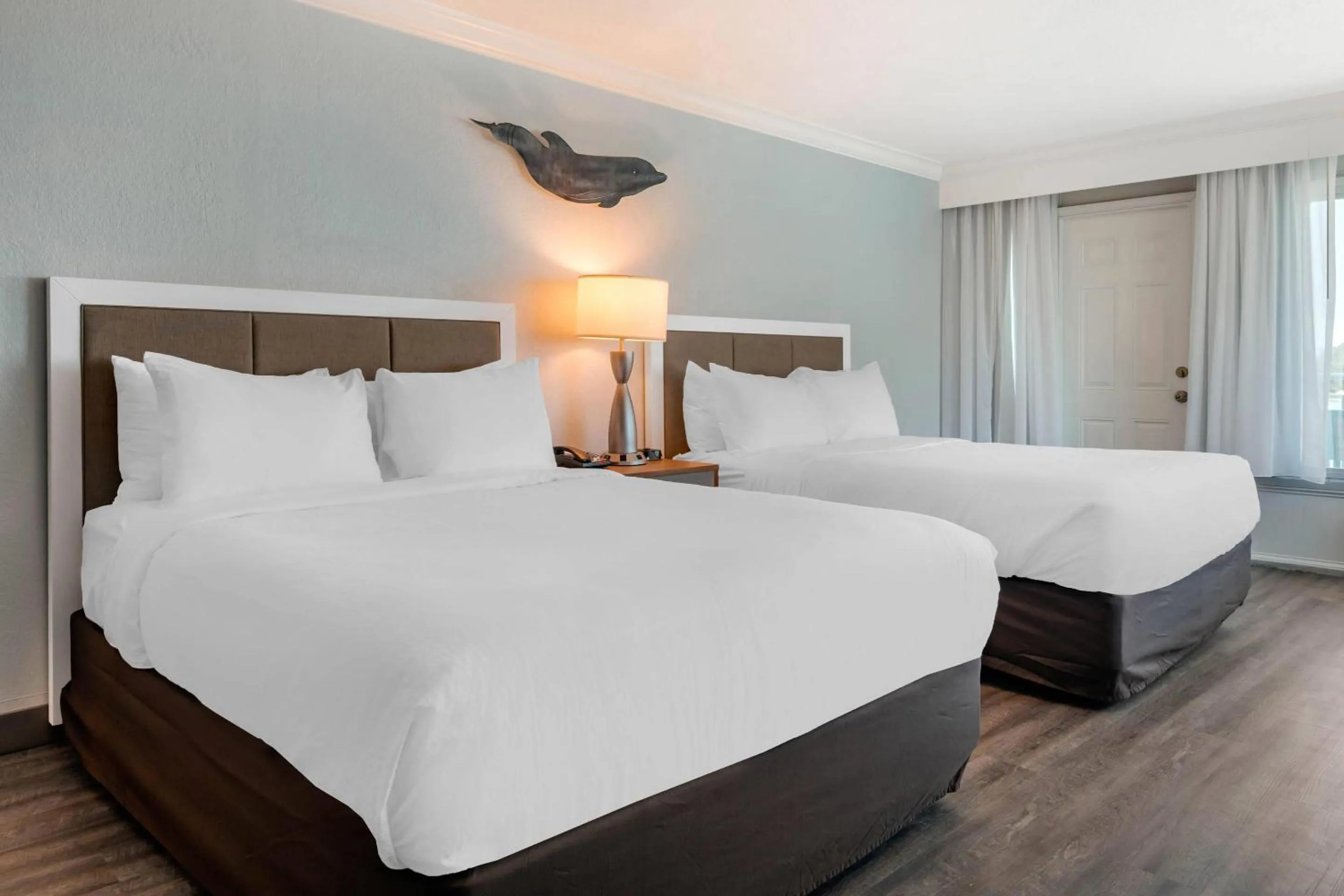 Bedroom, Bed in Dolphin Sands Clearwater Beach, an Ascend Collection Hotel