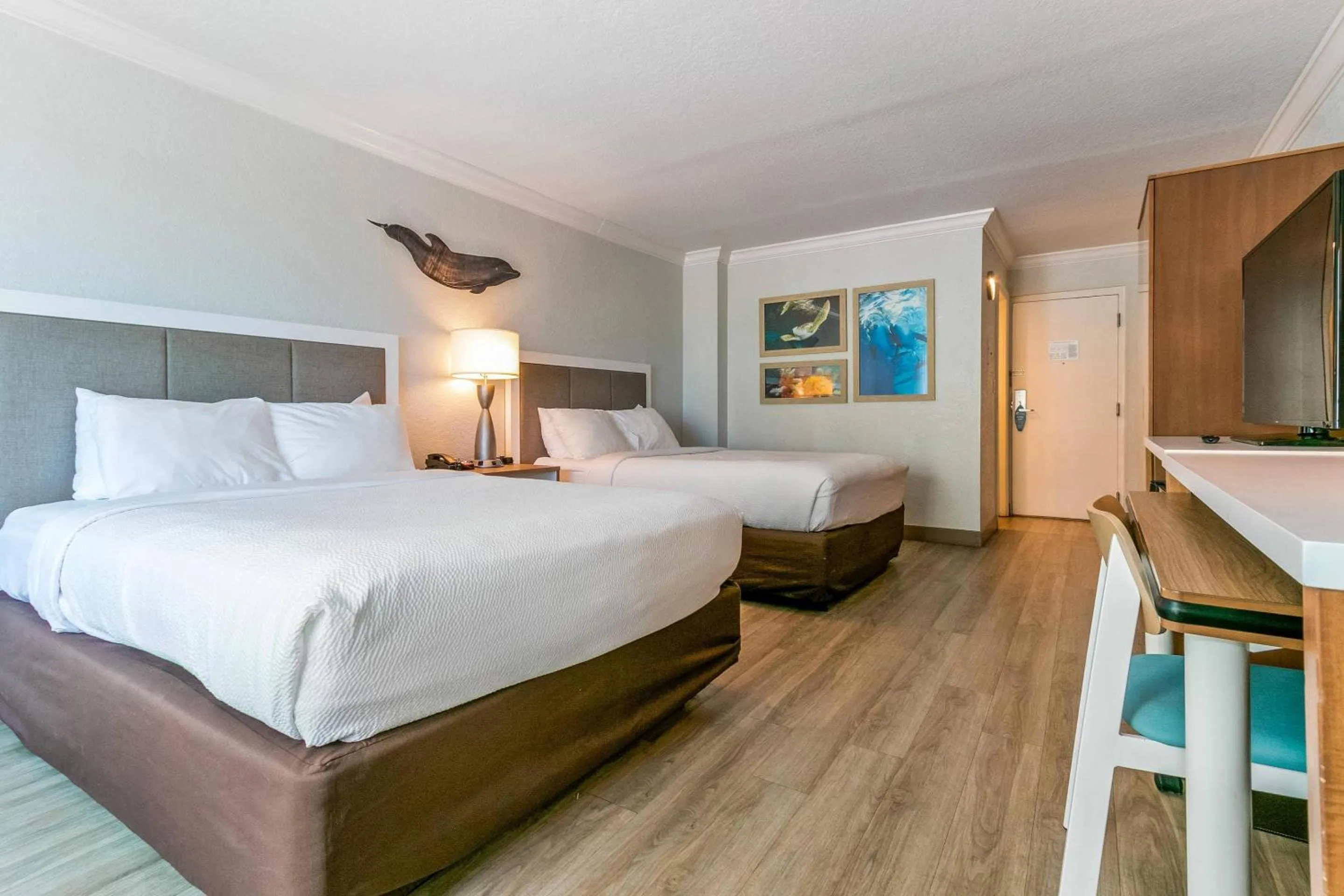Bedroom, Bed in Dolphin Sands Clearwater Beach, an Ascend Collection Hotel