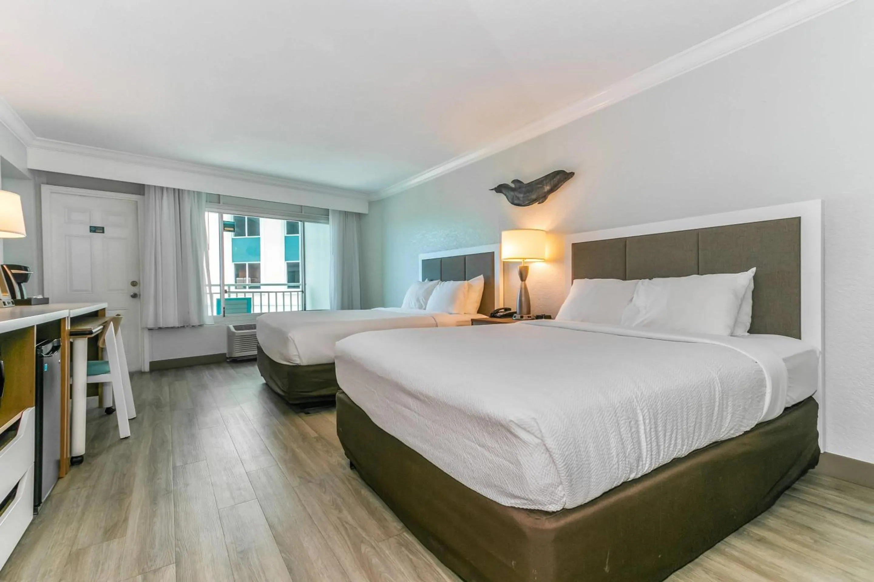 Bedroom, Bed in Dolphin Sands Clearwater Beach, an Ascend Collection Hotel