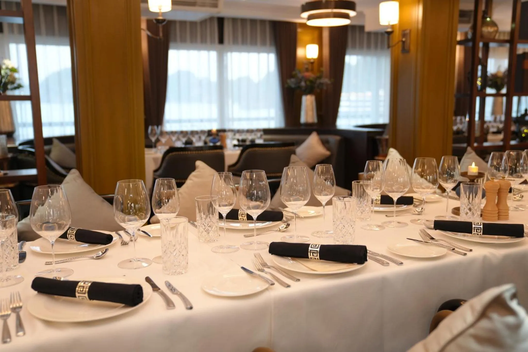 Restaurant/places to eat in Paradise Grand Cruise - Lan Ha Bay