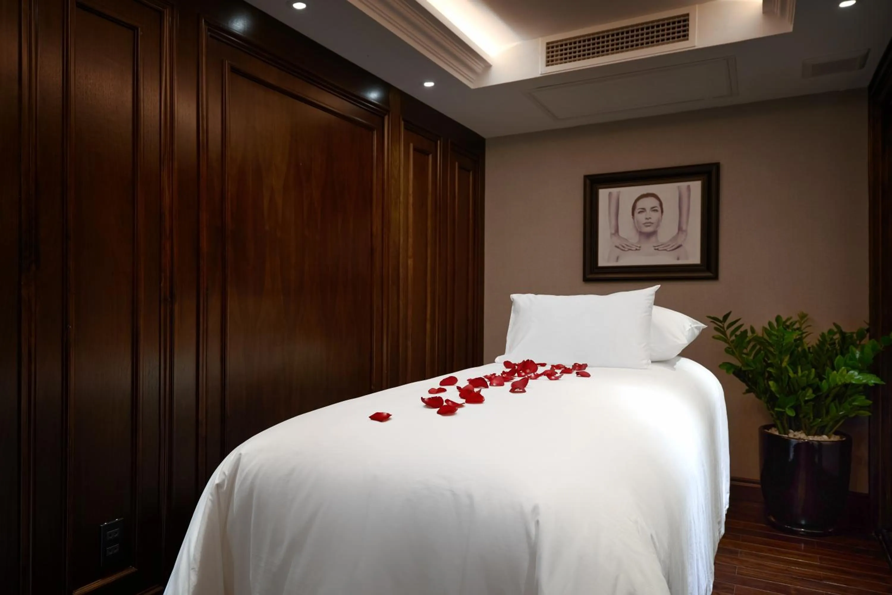 Massage, Bed in Paradise Grand Cruise - Lan Ha Bay