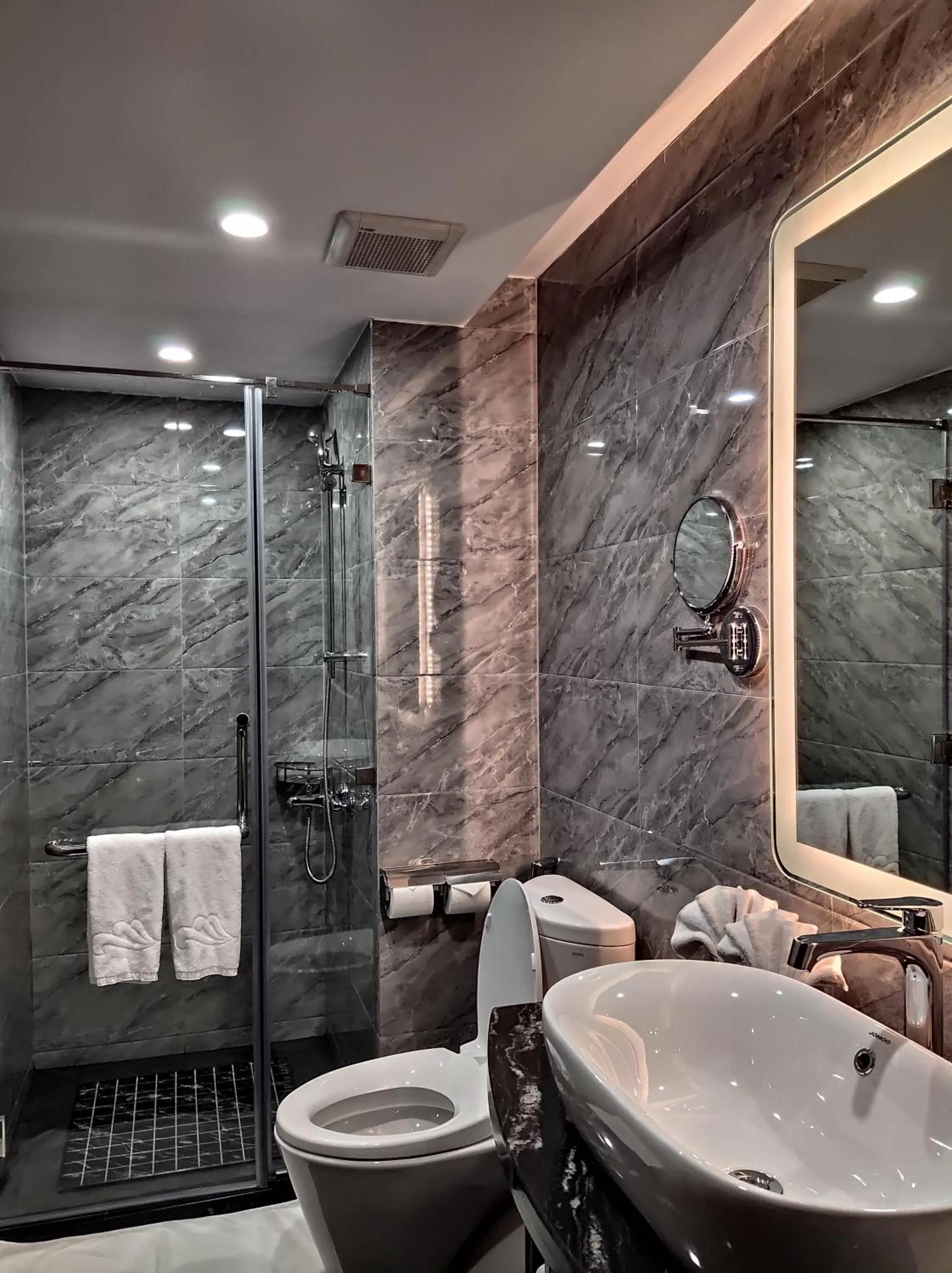 Bathroom in Paradise Grand Cruise - Lan Ha Bay