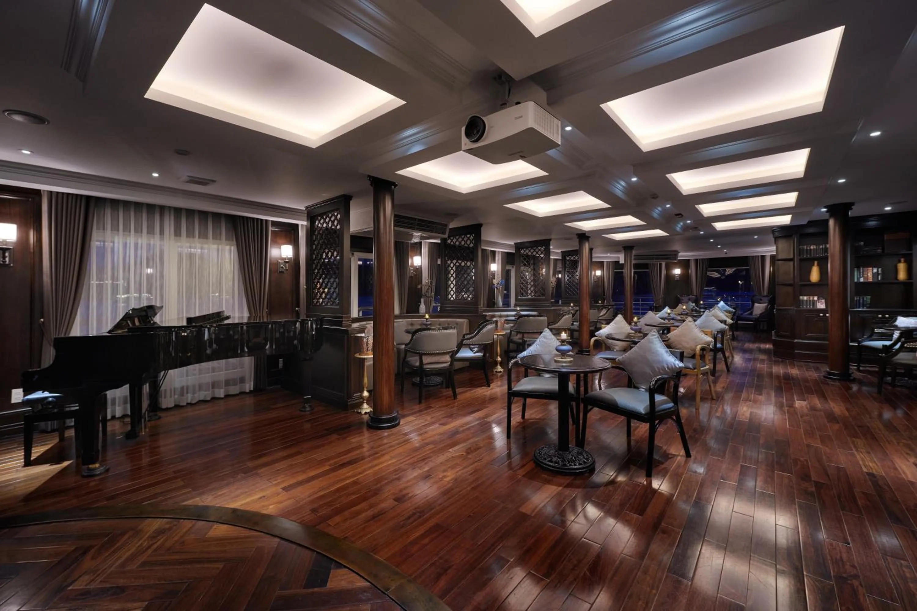 Restaurant/places to eat in Paradise Grand Cruise - Lan Ha Bay