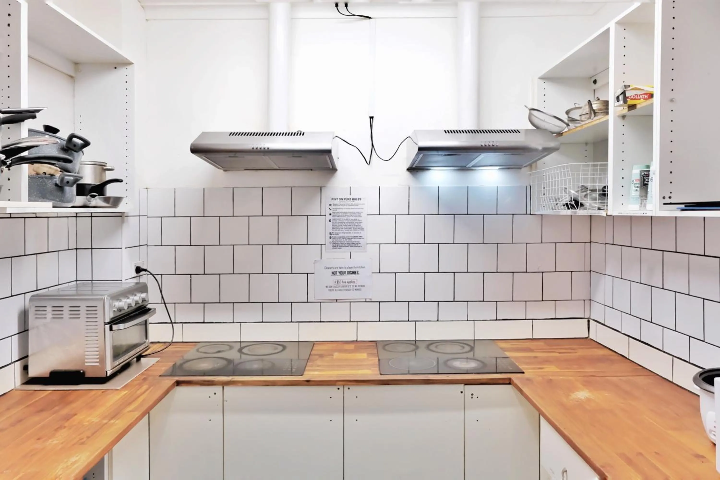 Kitchen or kitchenette in Pint On Punt Backpackers