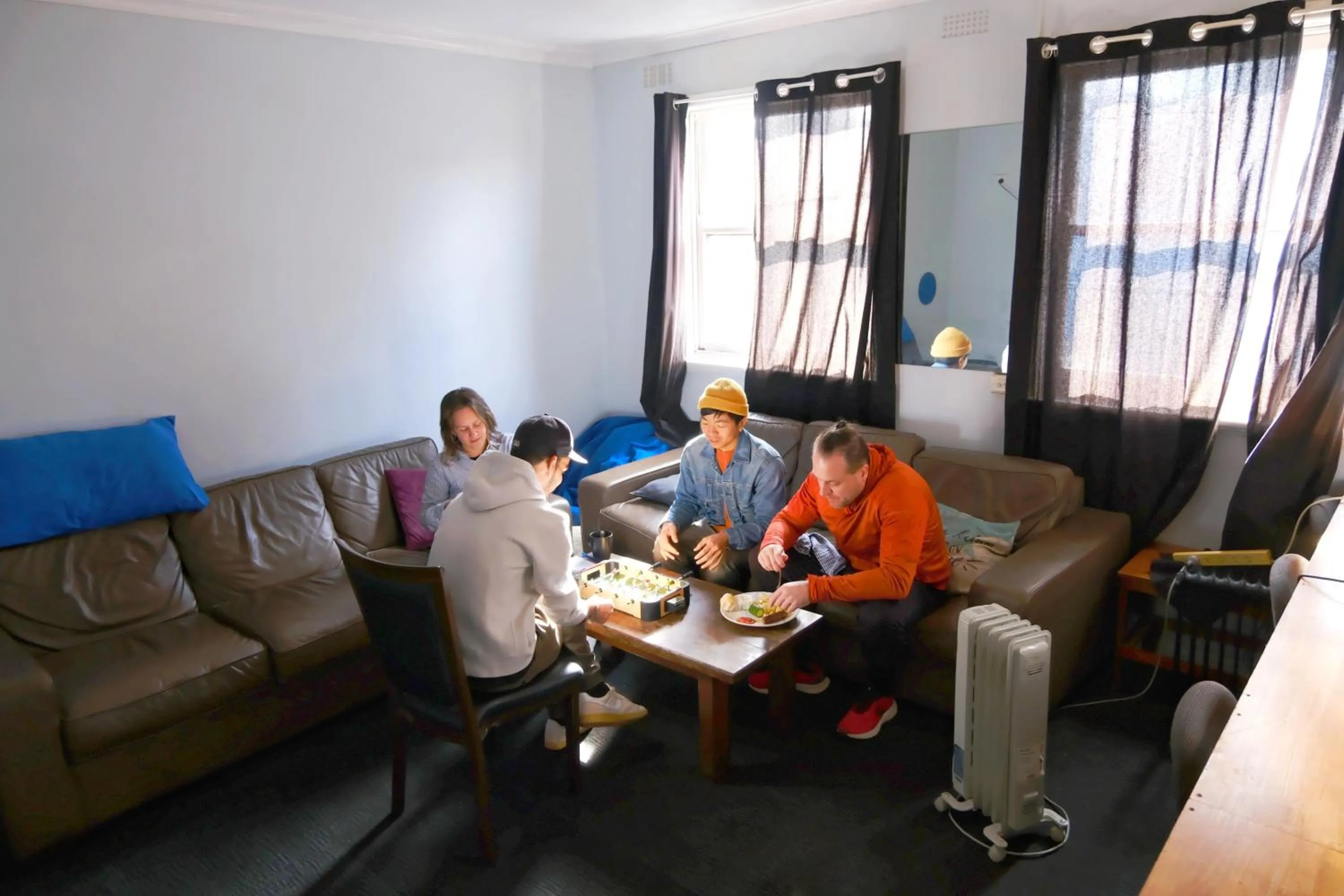 Communal lounge/ TV room in Pint On Punt Backpackers