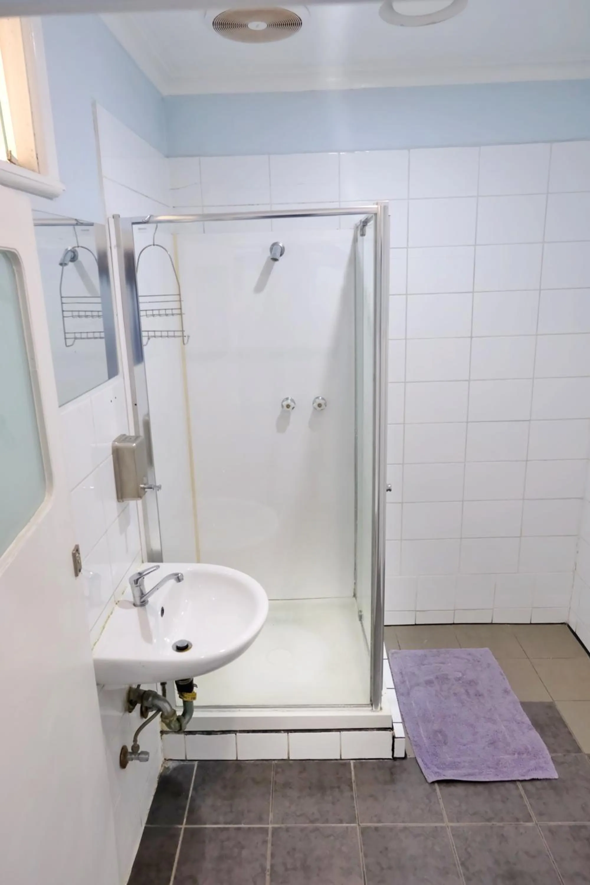 Shower in Pint On Punt Backpackers