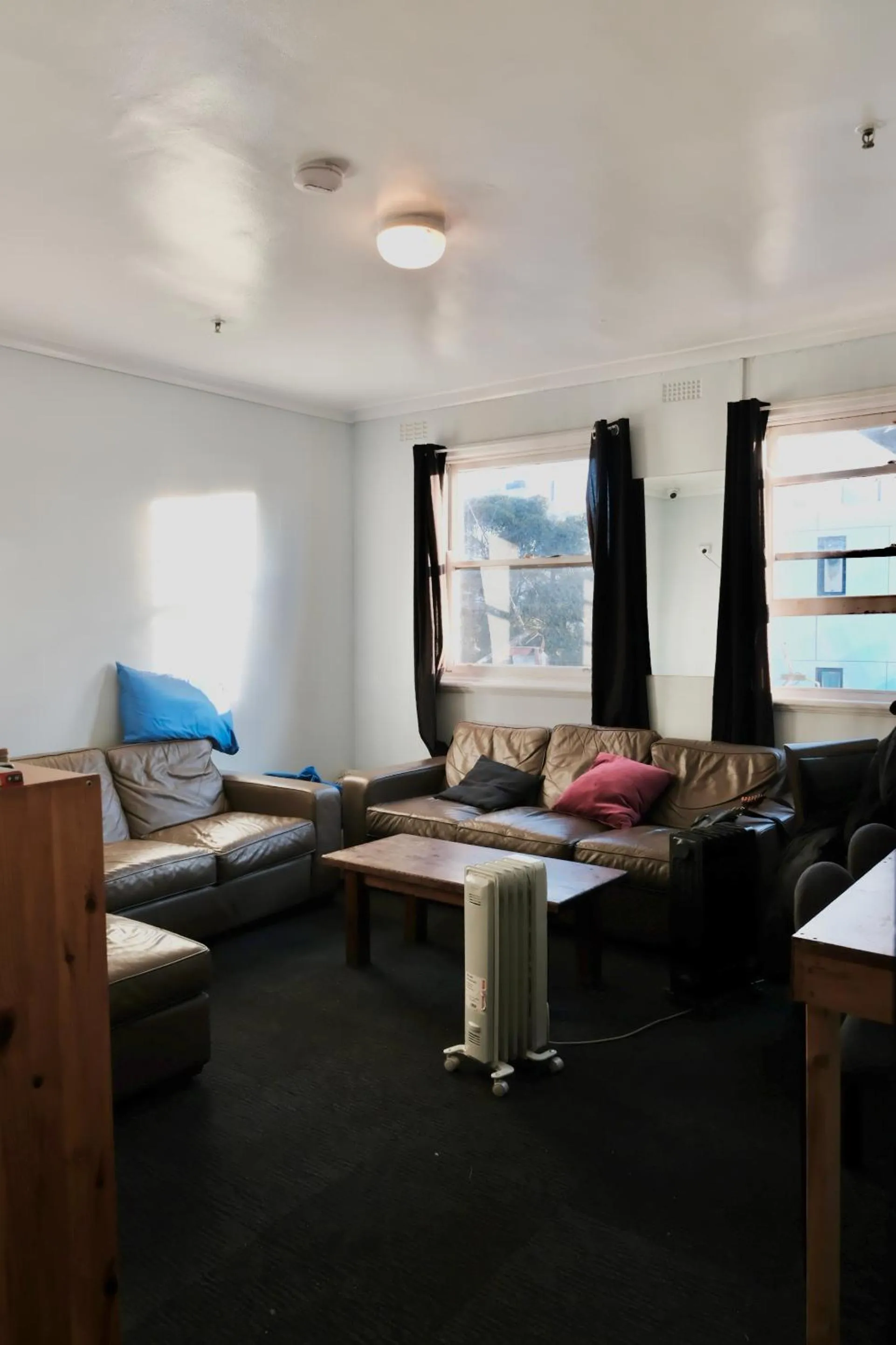 Communal lounge/ TV room, Bed in Pint On Punt Backpackers