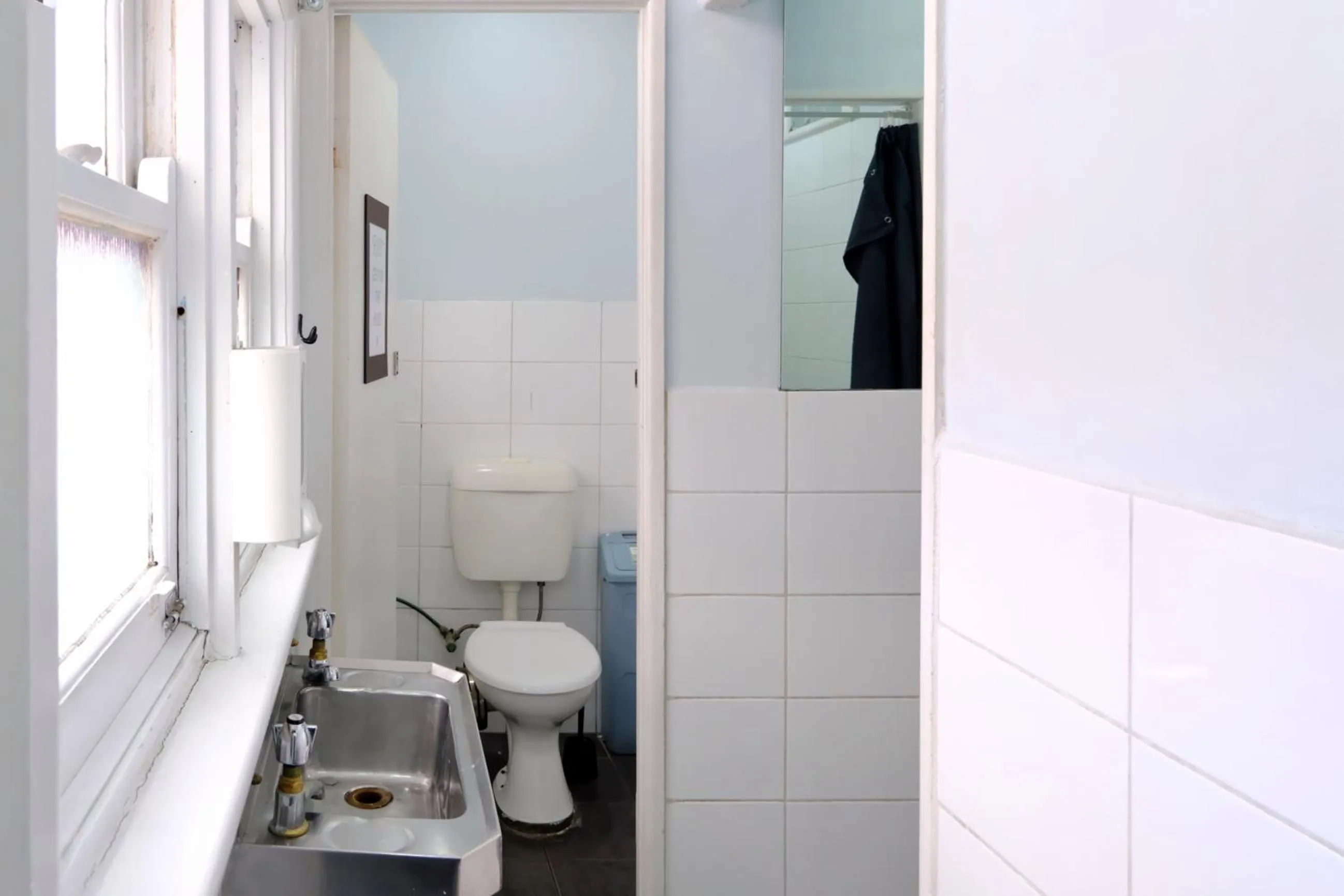 Toilet in Pint On Punt Backpackers