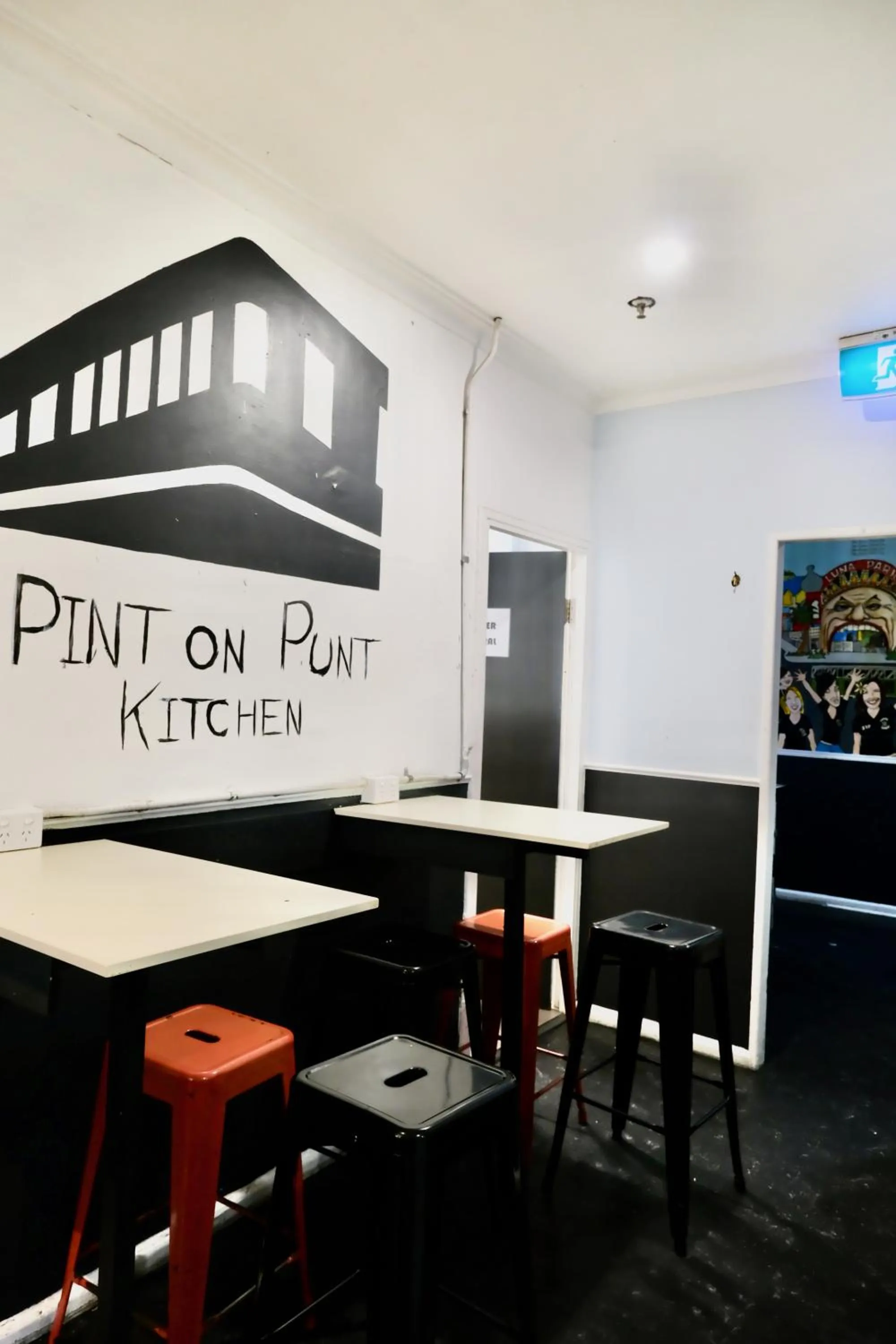 Communal kitchen in Pint On Punt Backpackers
