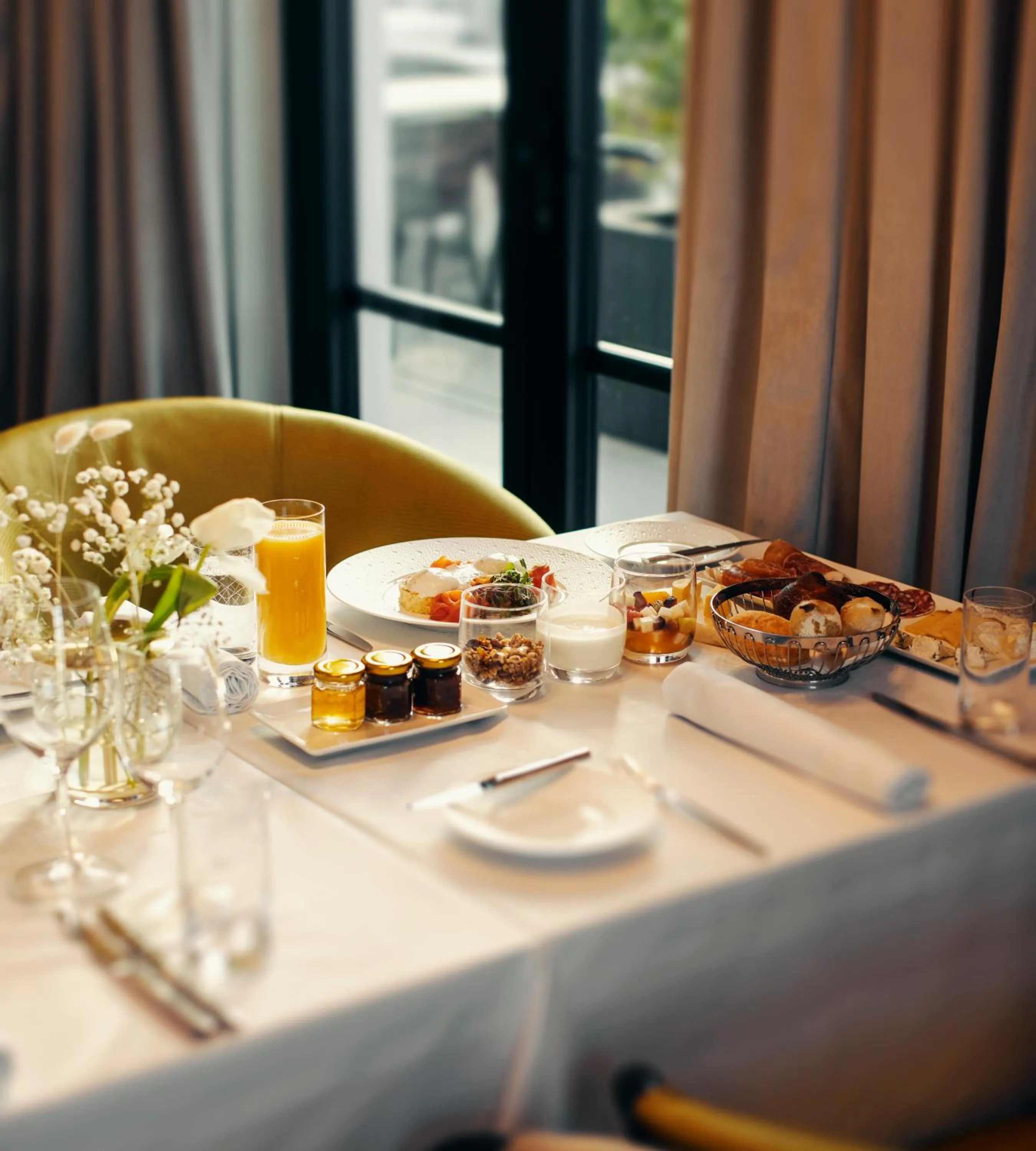 Breakfast in Monograph Freedom Square