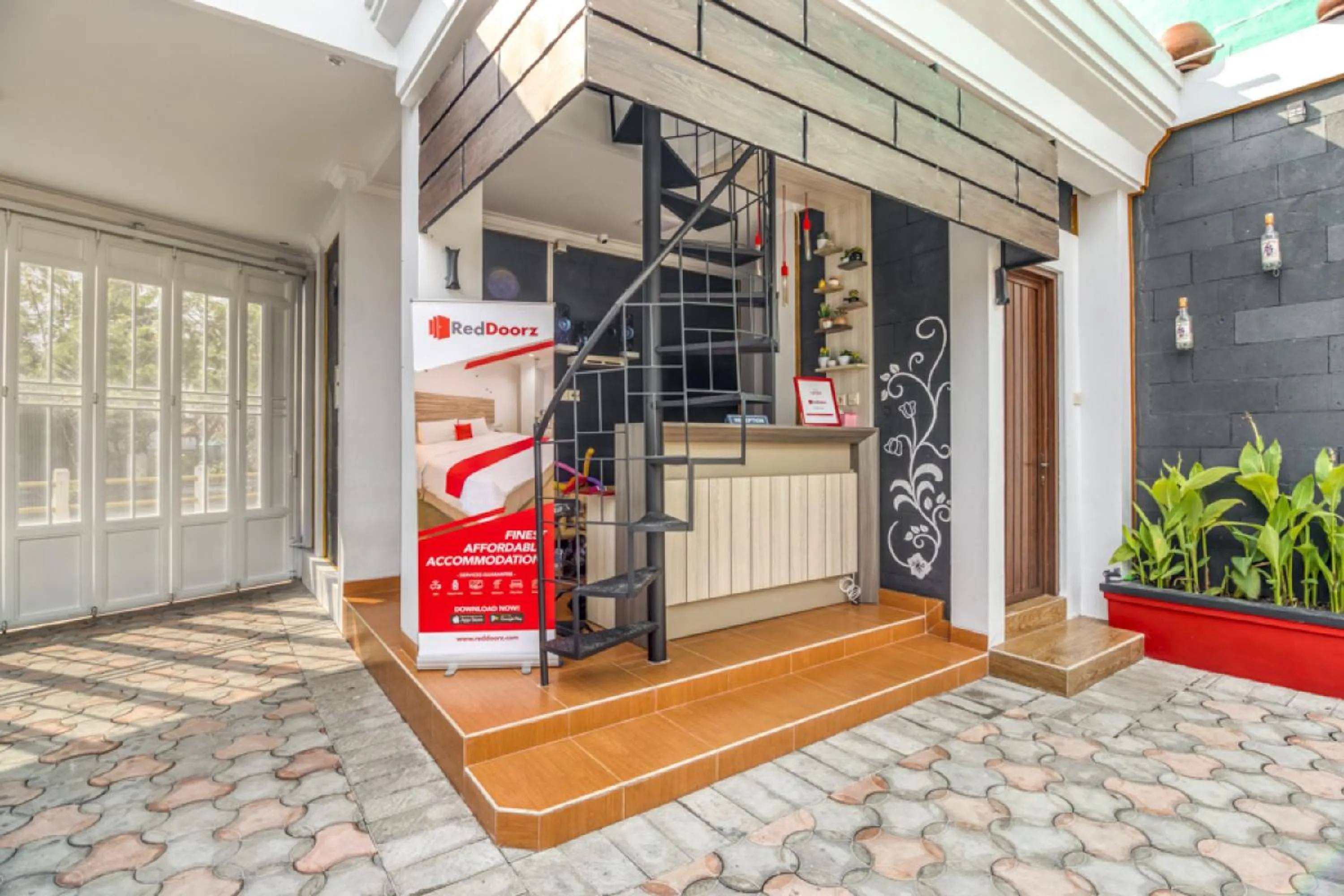 Facade/entrance in RedDoorz Plus near Gembira Loka Zoo 2