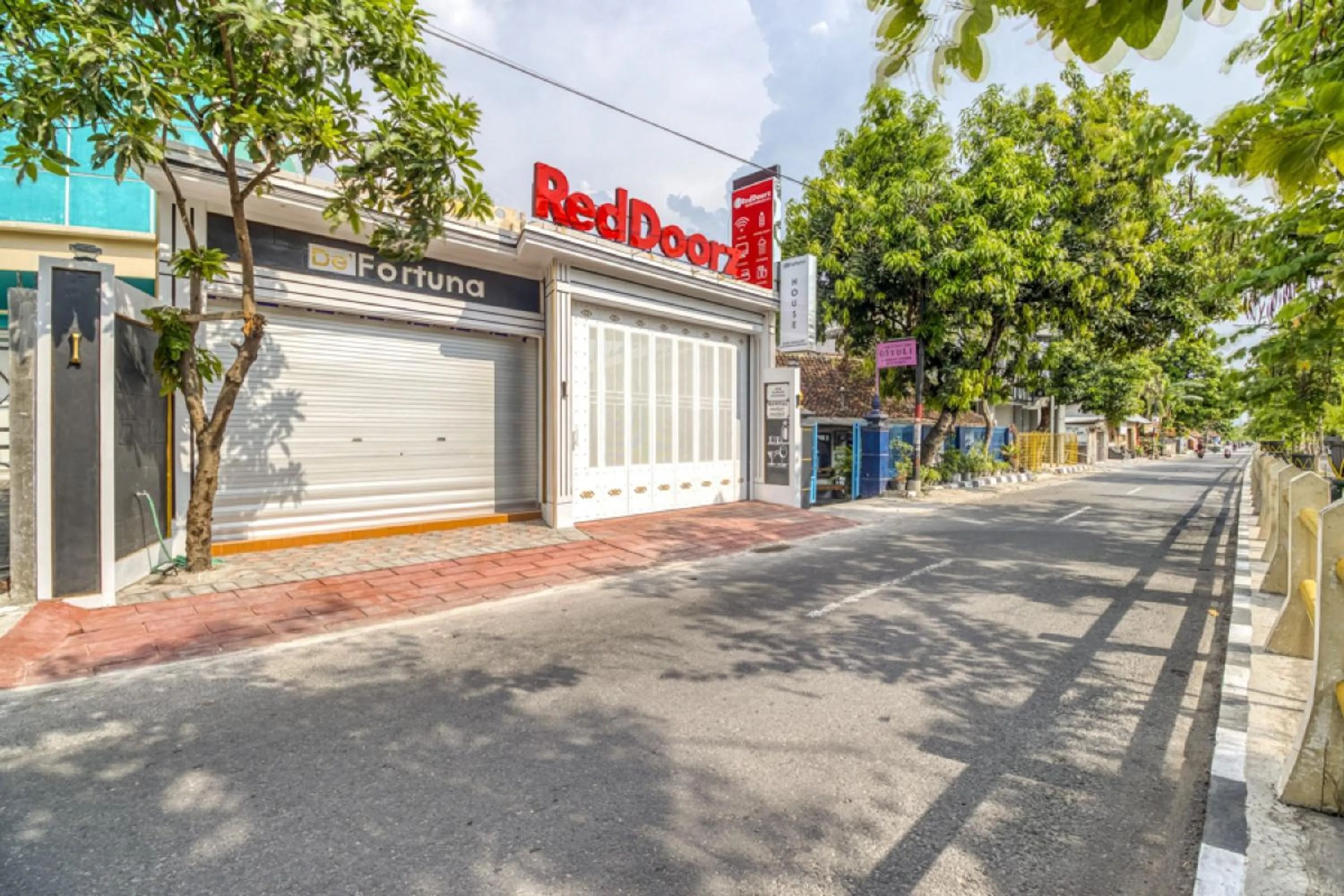 Facade/entrance in RedDoorz Plus near Gembira Loka Zoo 2