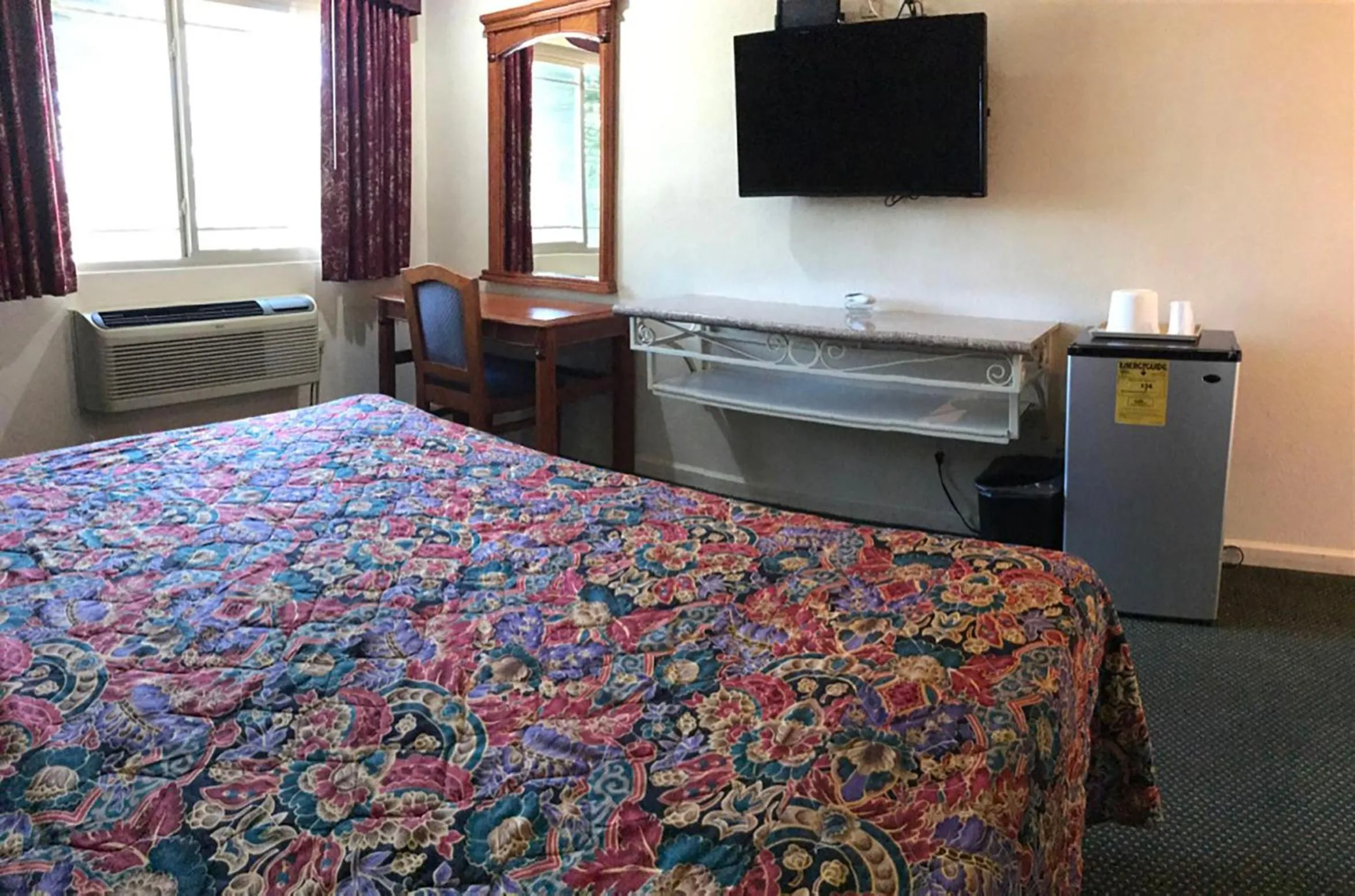 Bedroom, Bed in Starlight Inn Canoga Park