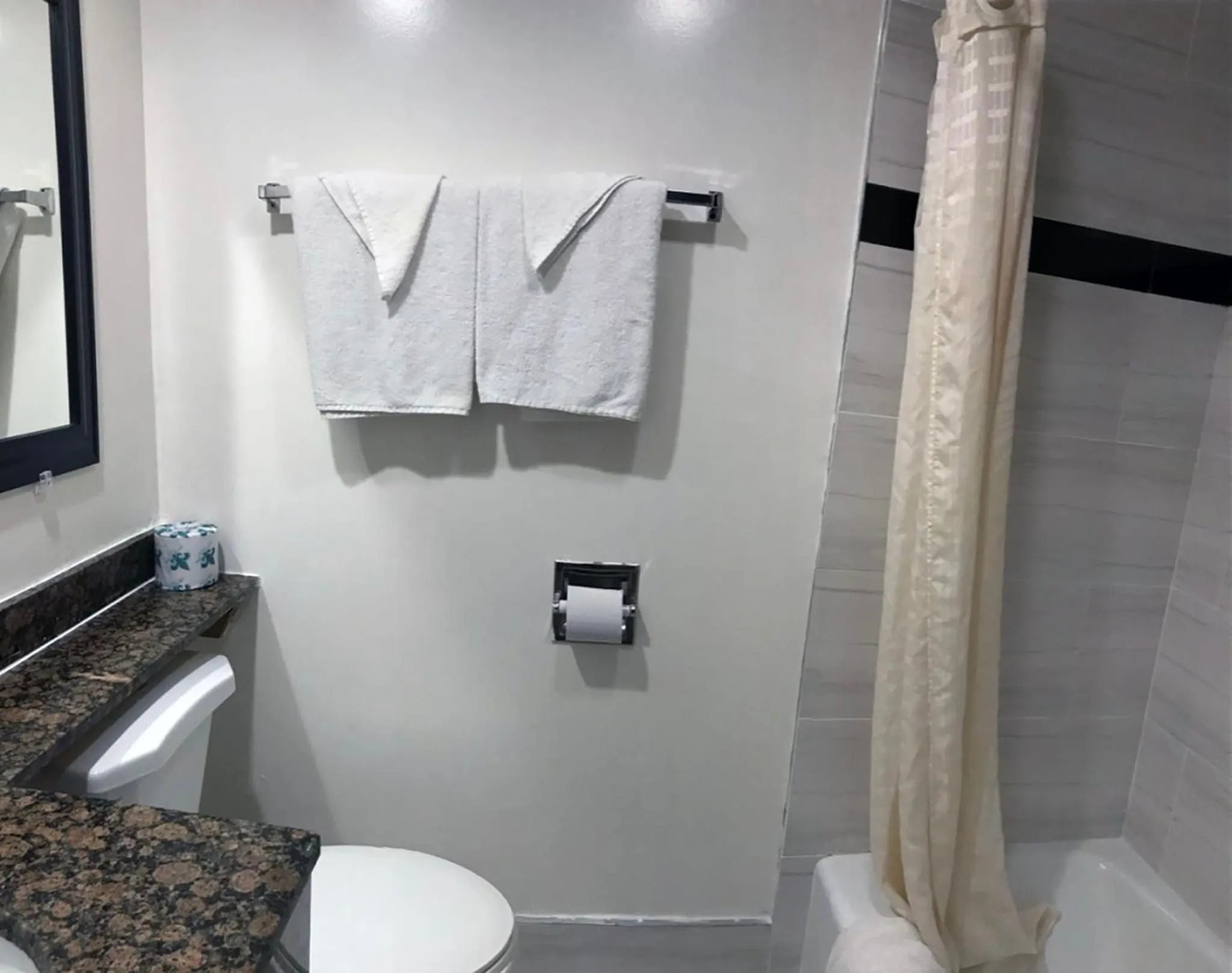 Bathroom in Starlight Inn Canoga Park