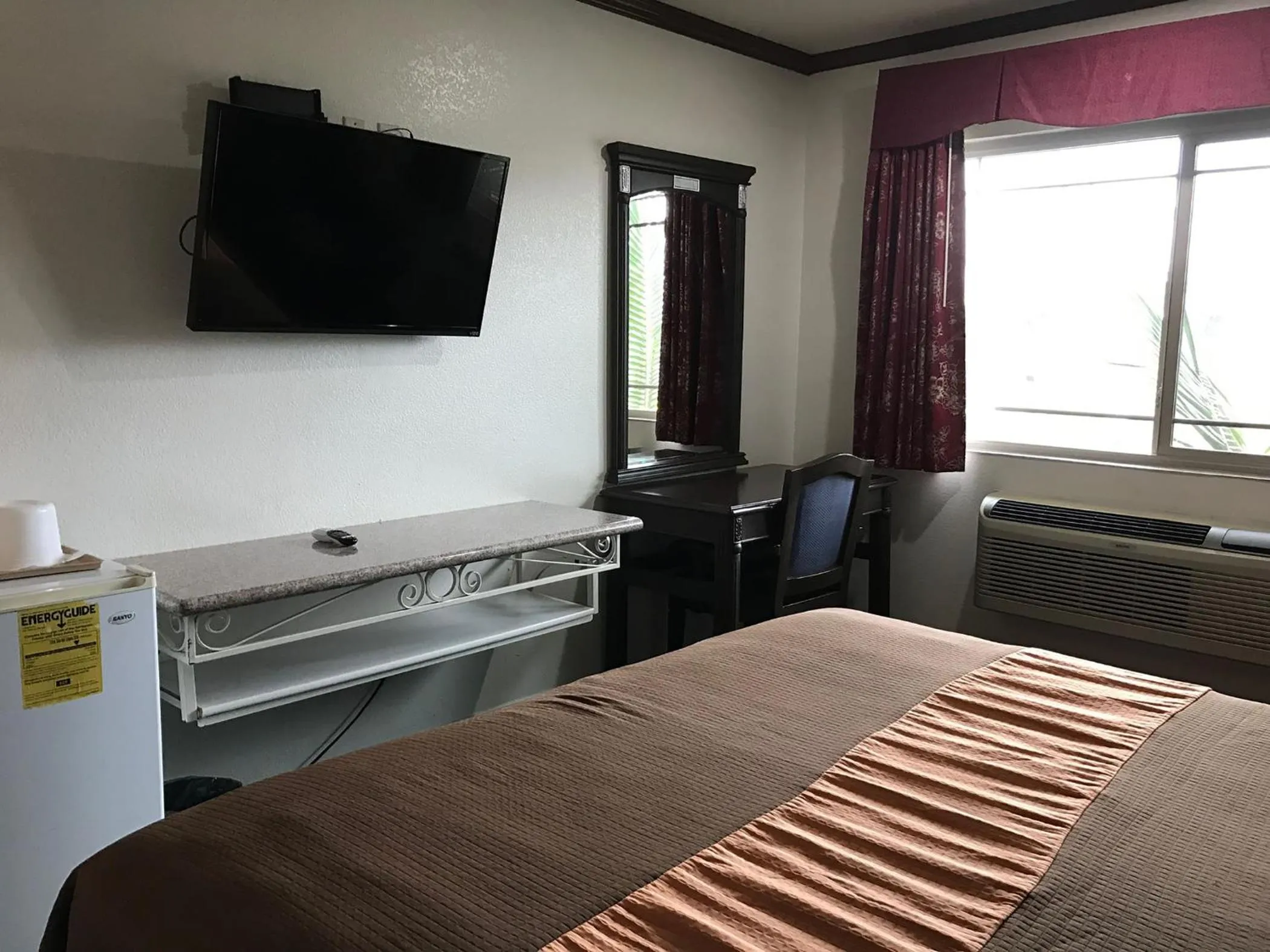 Bedroom, Bed in Starlight Inn Canoga Park