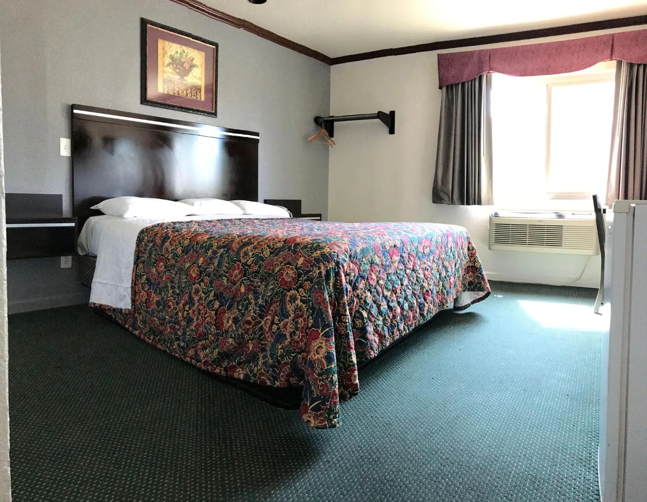 Photo of the whole room, Bed in Starlight Inn Canoga Park
