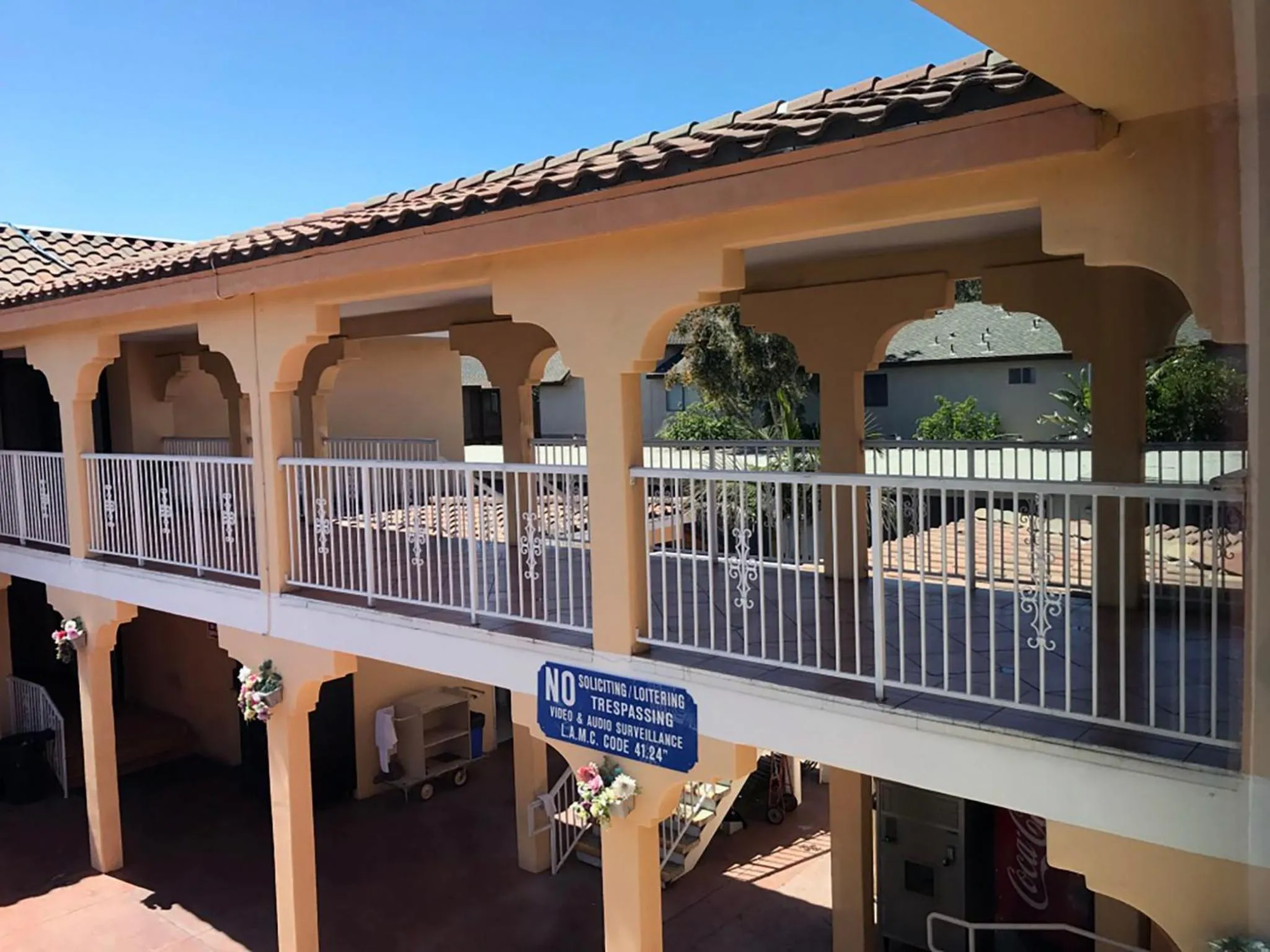 Area and facilities in Starlight Inn Canoga Park