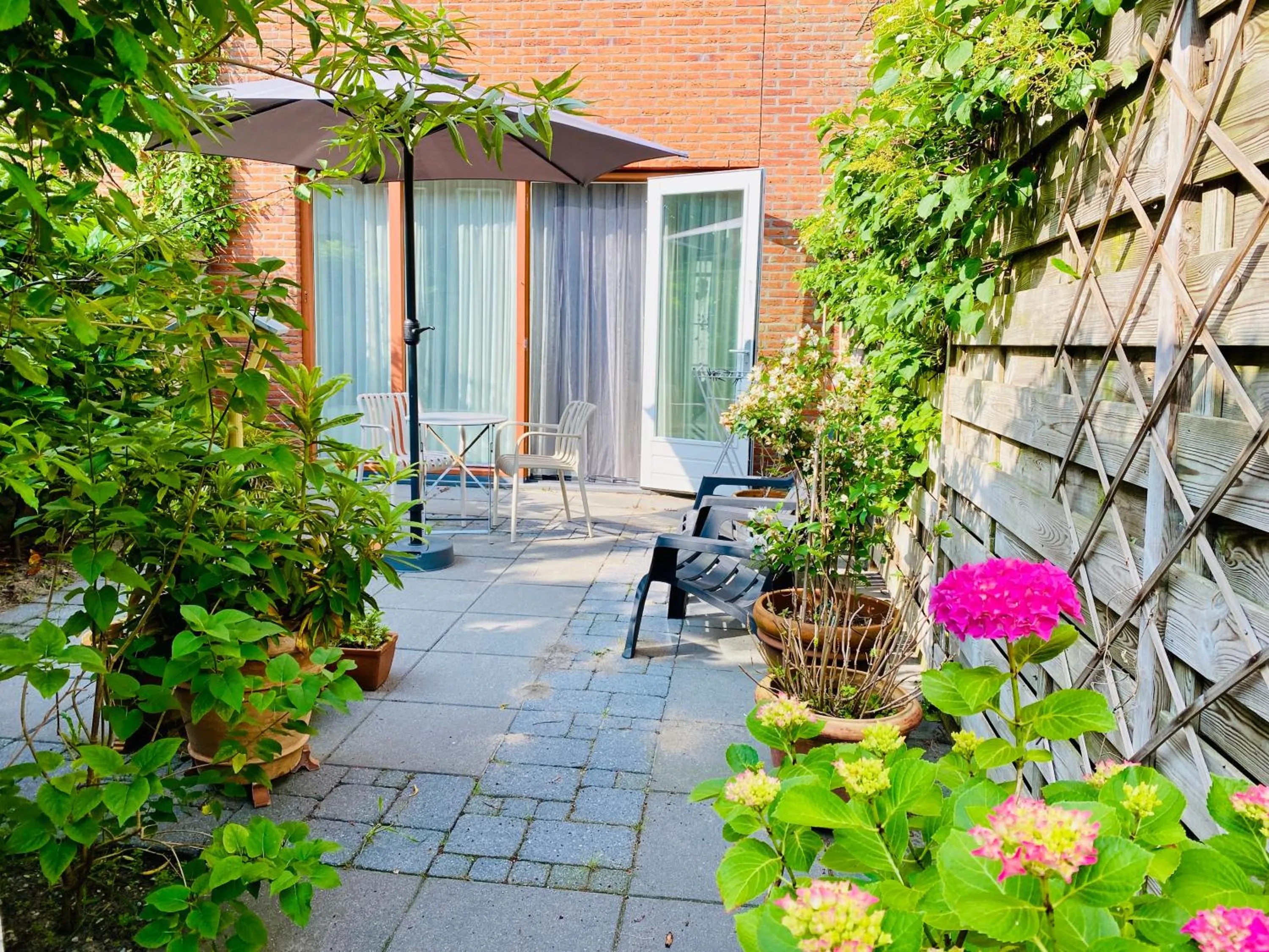 Private studio, patio garden and free car parking