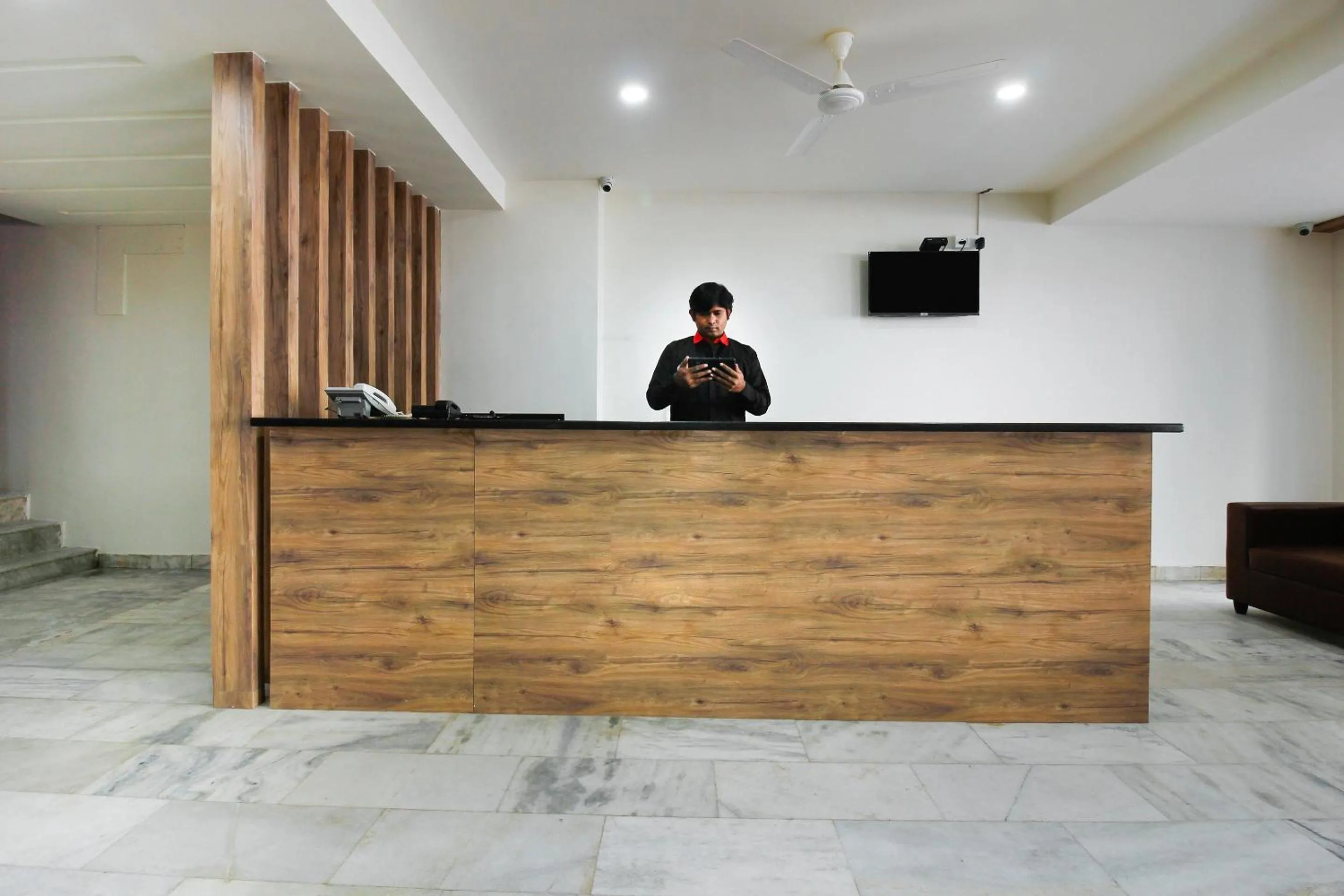 Lobby or reception in Capital O Sri Suprabhat Grand Near Kachiguda Railway Station
