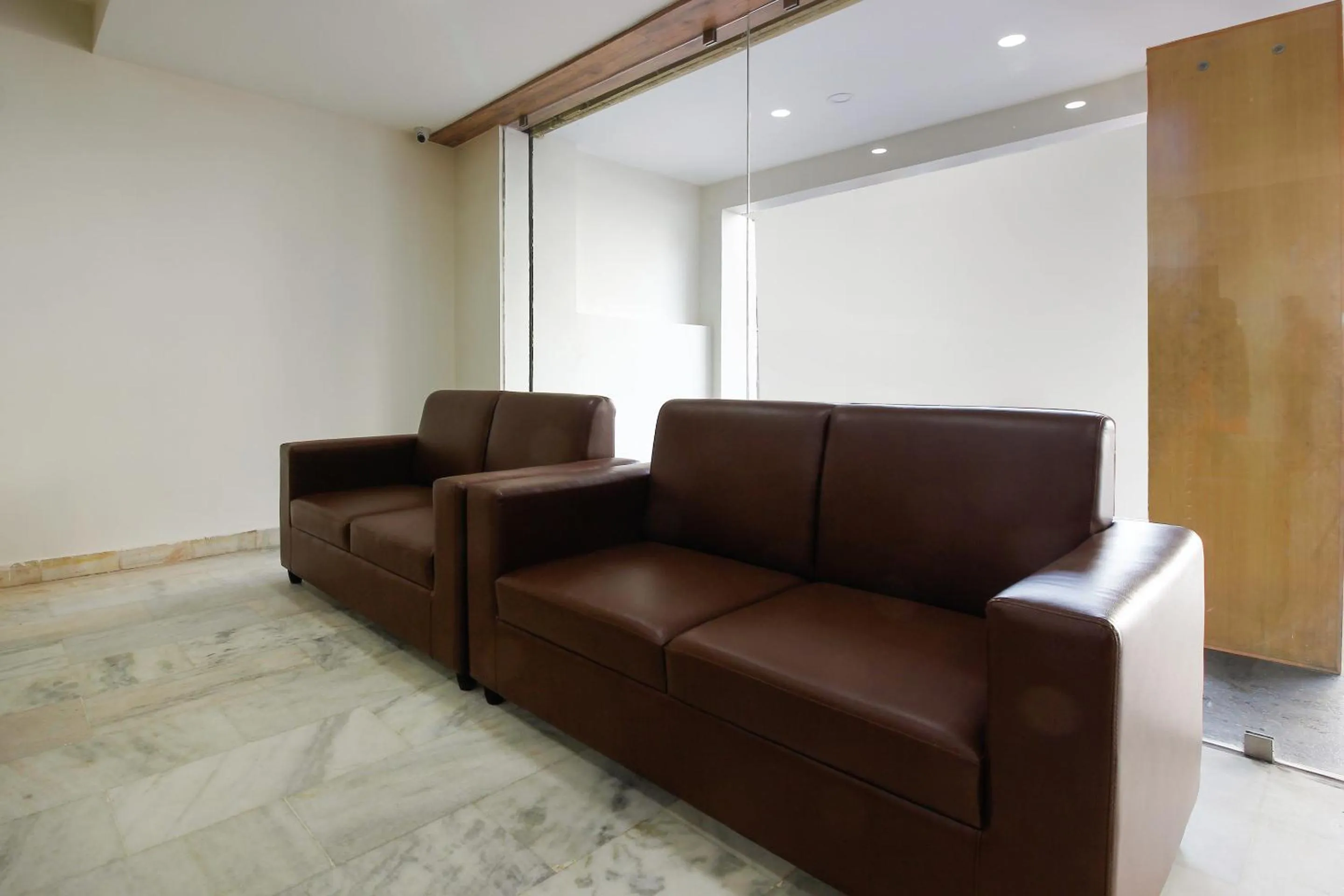 Lobby or reception in Capital O Sri Suprabhat Grand Near Kachiguda Railway Station