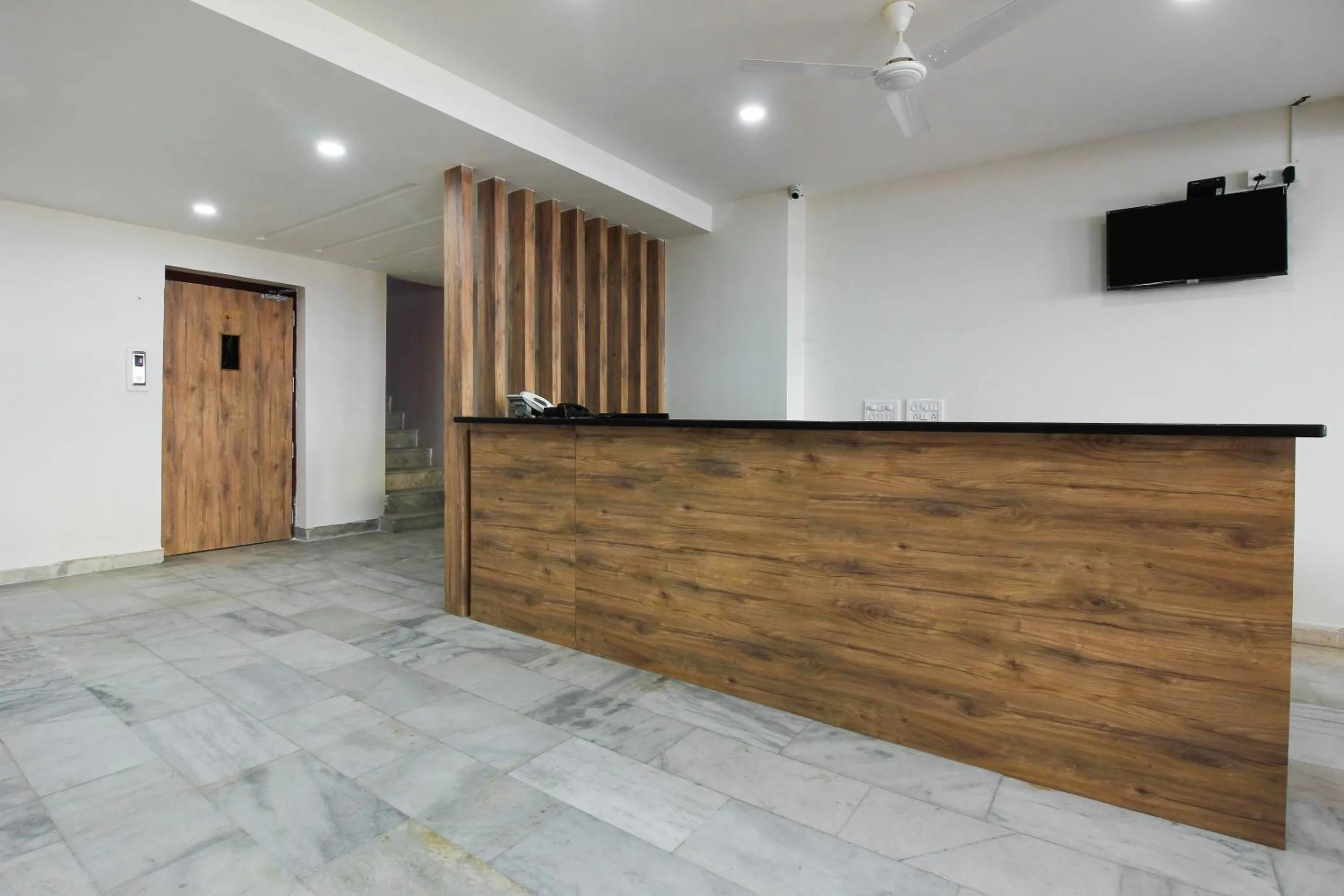 Lobby or reception in Capital O Sri Suprabhat Grand Near Kachiguda Railway Station