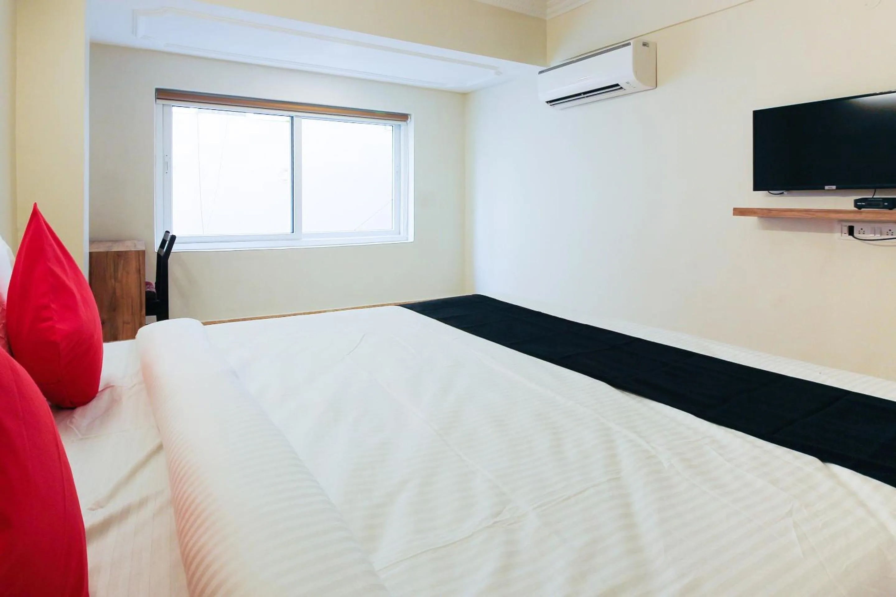 Bedroom, Bed in Capital O Sri Suprabhat Grand Near Kachiguda Railway Station