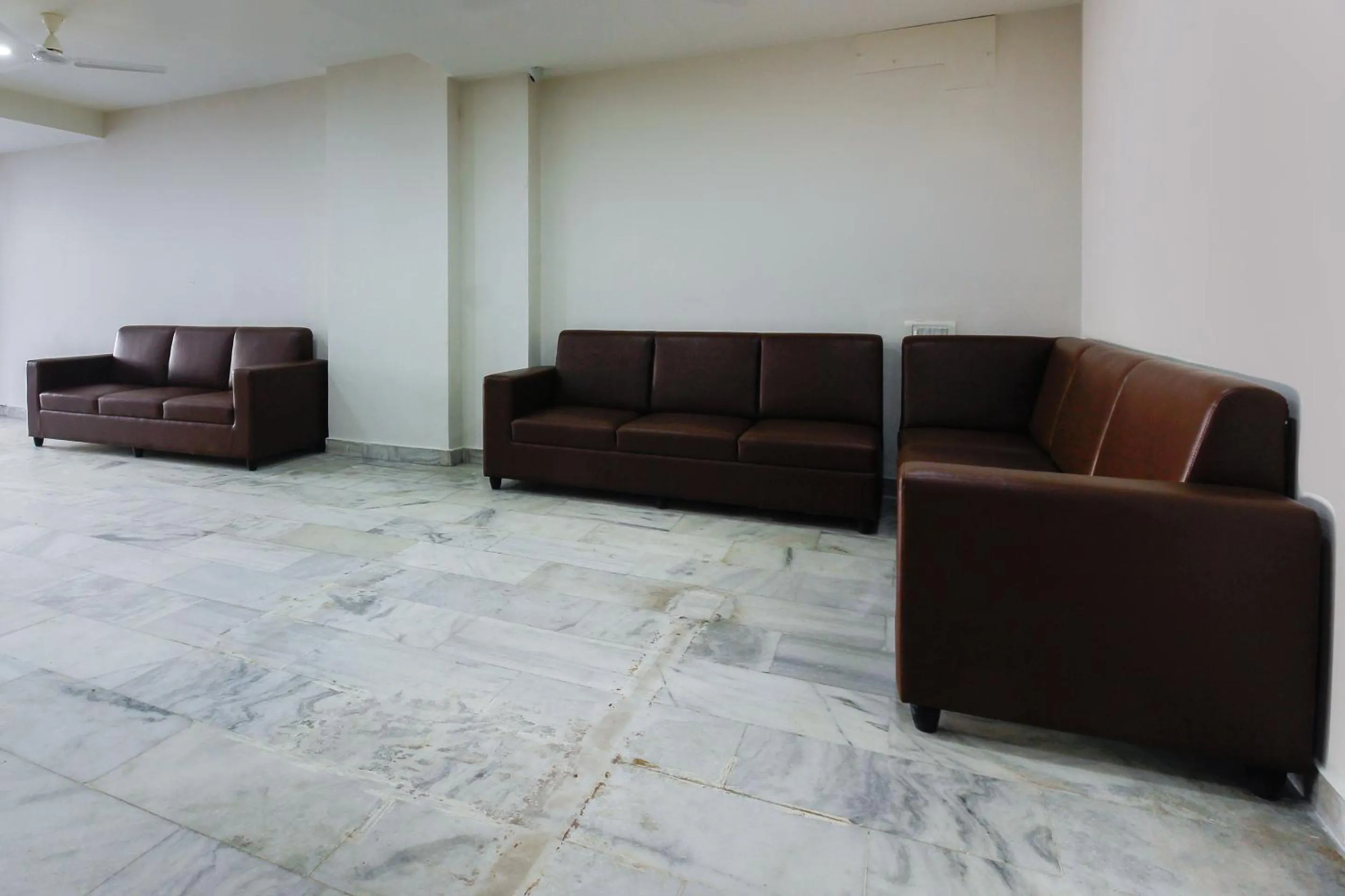 Lobby or reception in Capital O Sri Suprabhat Grand Near Kachiguda Railway Station