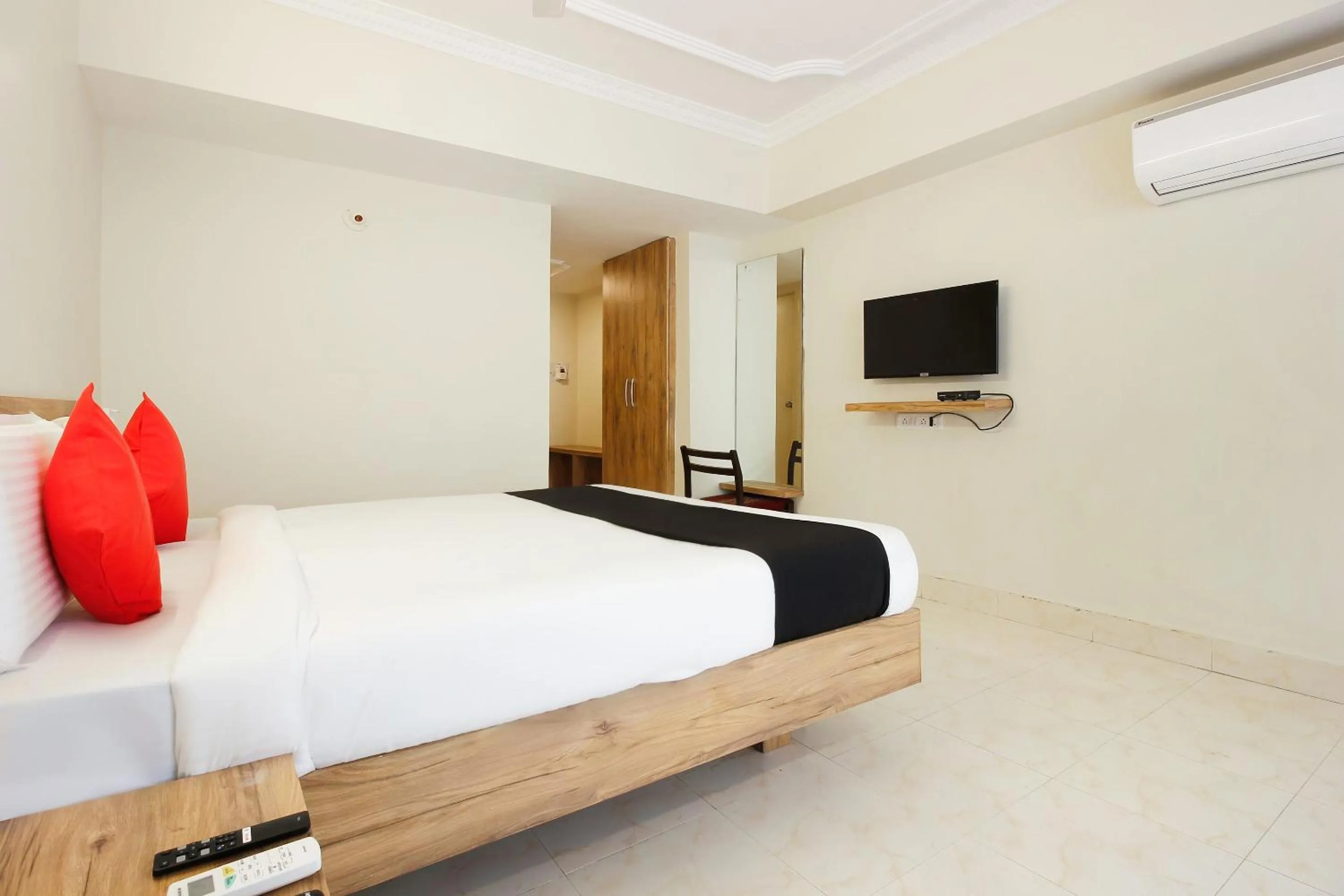 Bedroom, Bed in Capital O Sri Suprabhat Grand Near Kachiguda Railway Station