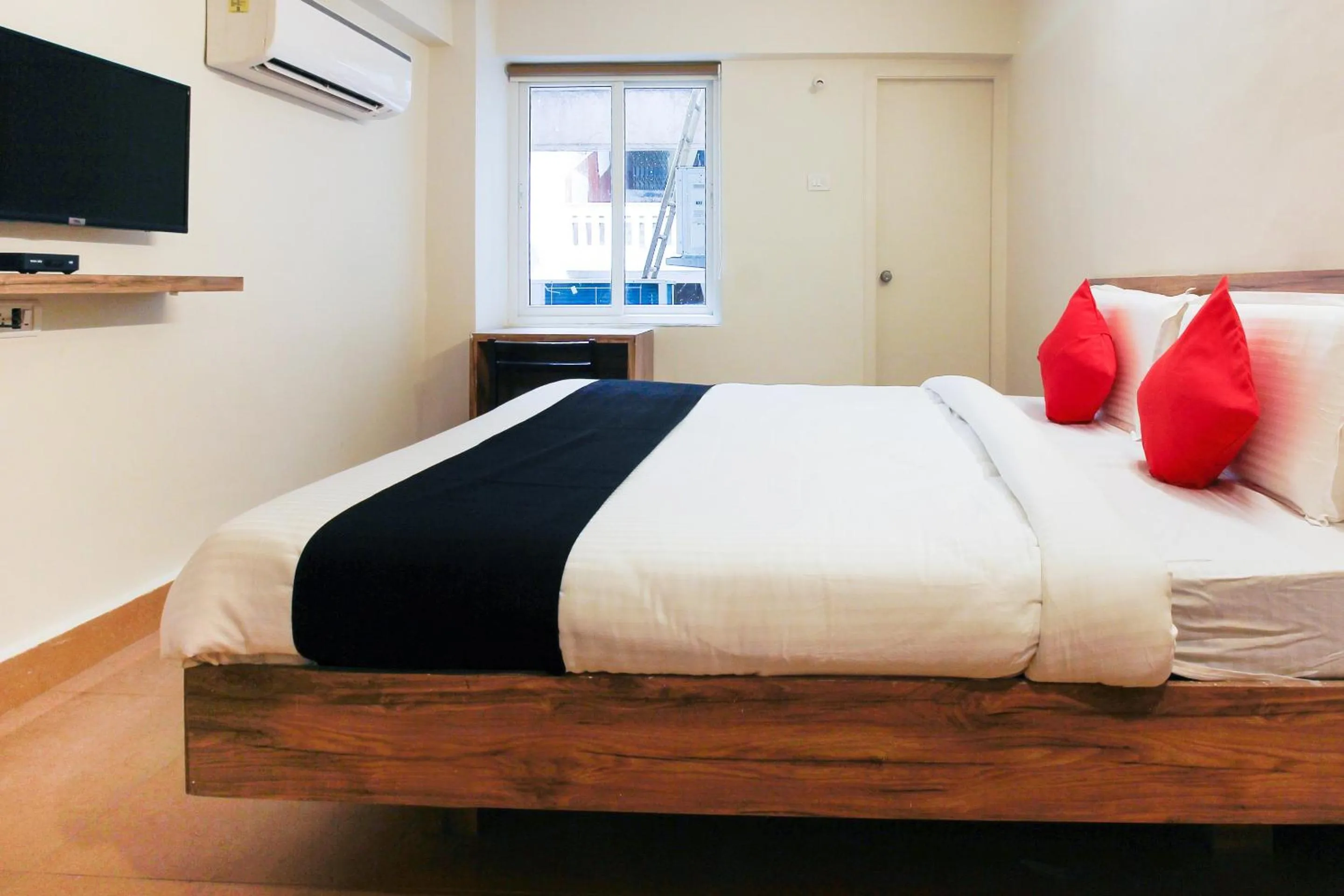 Bedroom, Bed in Capital O Sri Suprabhat Grand Near Kachiguda Railway Station