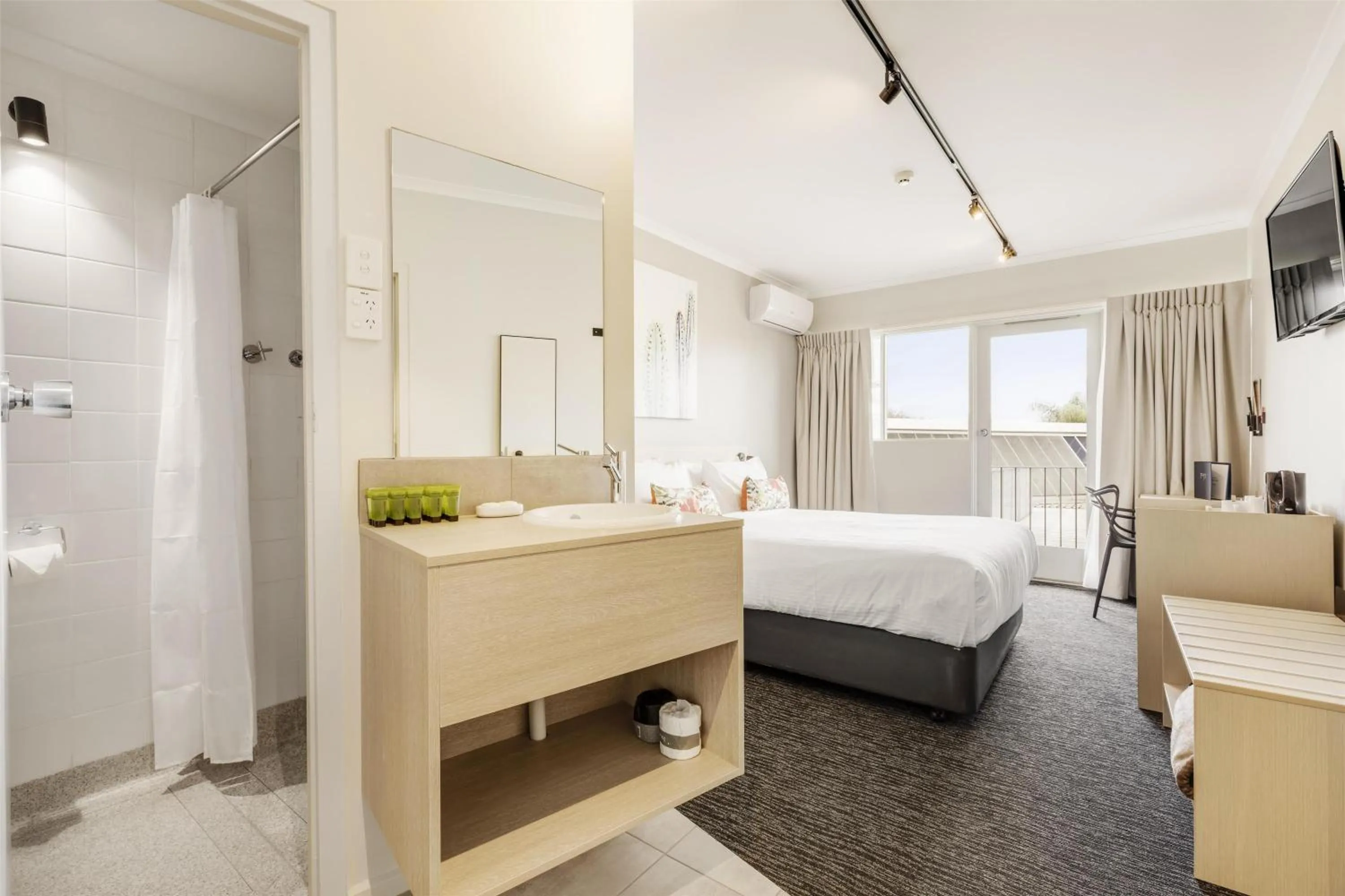 Bedroom, Bed in Nightcap at Findon Hotel