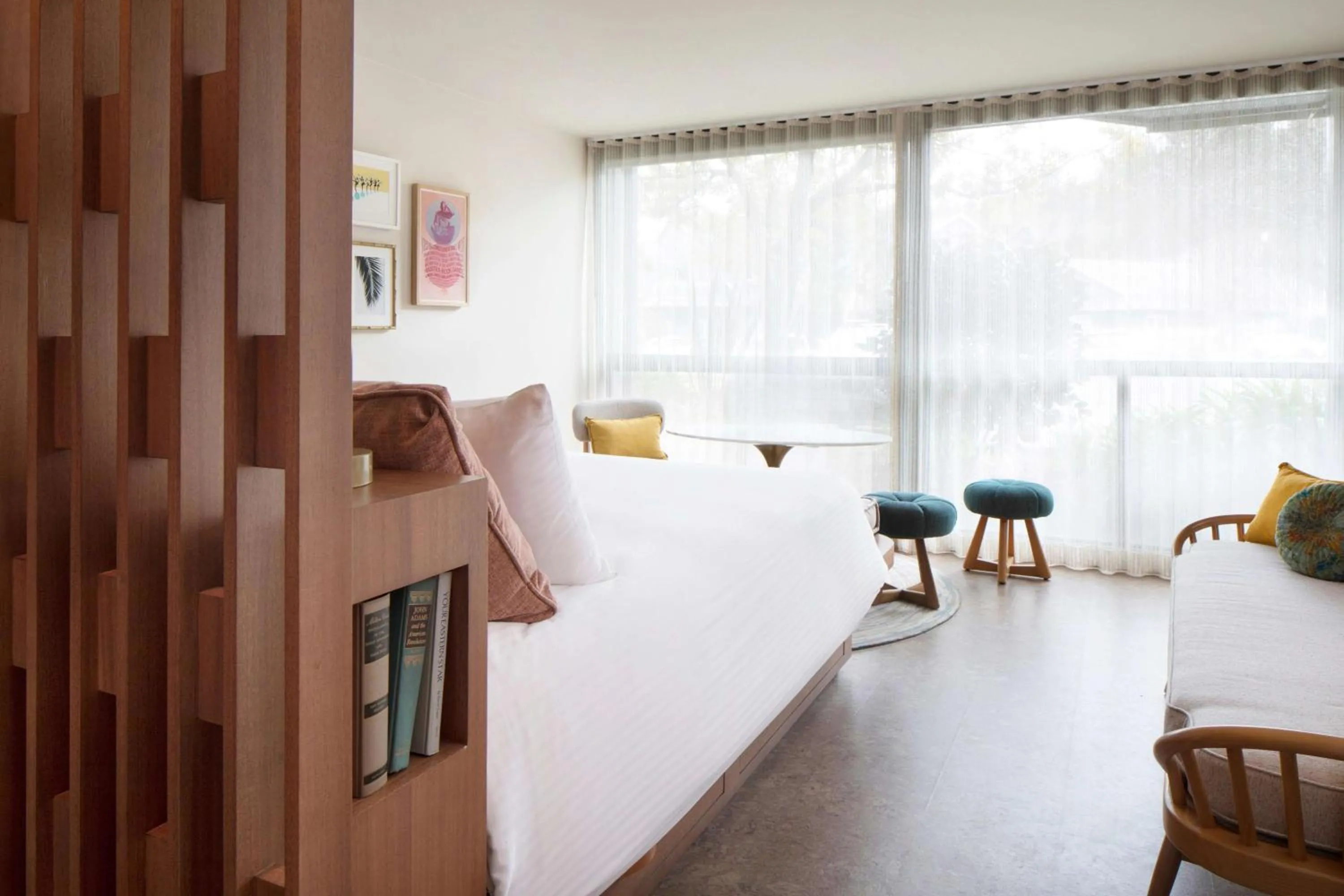 Living room, Bed in Flamingo Resort & Spa Santa Rosa Sonoma, Tapestry by Hilton